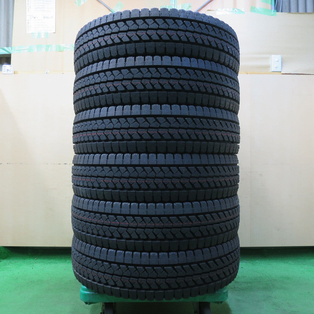 *送料無料* 未使用！23年★トラック タイヤ 205/80R17.5 120/118L スタッドレス ブリヂストン ブリザック W979 17.5インチ★4071504イスタ