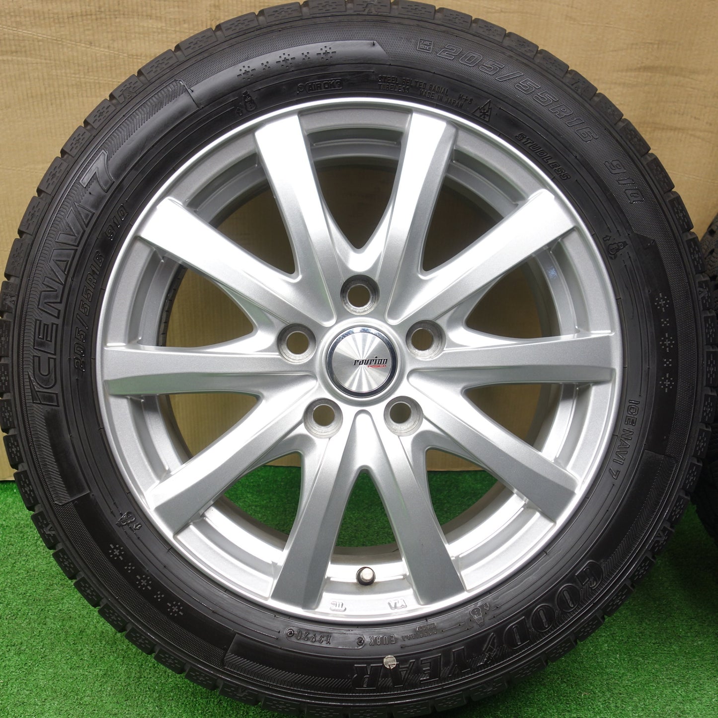 バリ溝！キレイ！9.5分★スタッドレス 205/55R16 グッドイヤー アイスナビ7 ravrion RS01 ラブリオン 16インチ PCD114.3/5H★5121301KTス