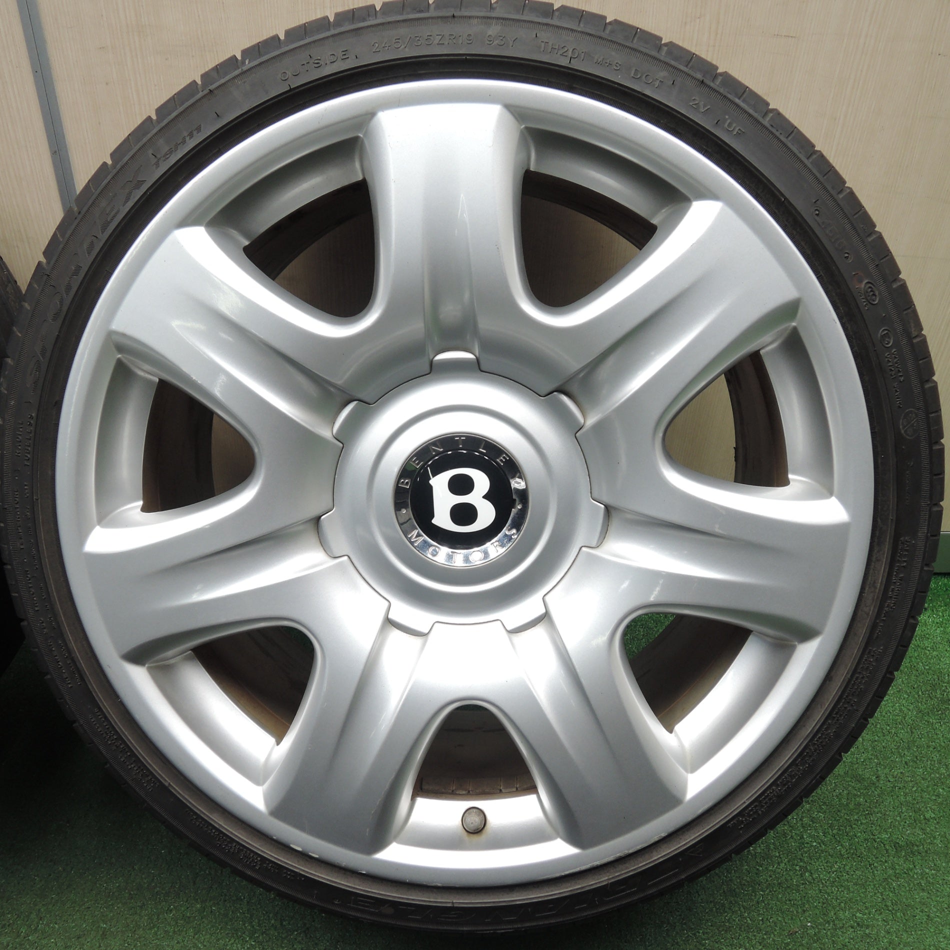 送料無料* 4本価格☆ベントレー 純正 245/35R19 トライアングル