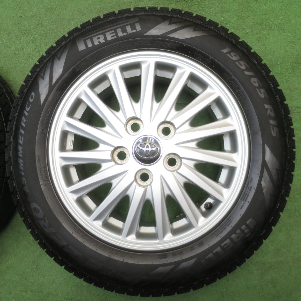 バリ溝！22年！キレイ！9分★トヨタ 80系 ノア ヴォクシー 純正 195/65R15 スタッドレス ピレリ アイスゼロ アシンメトリコ 15インチ PCD114.3/5H★6042908NJス