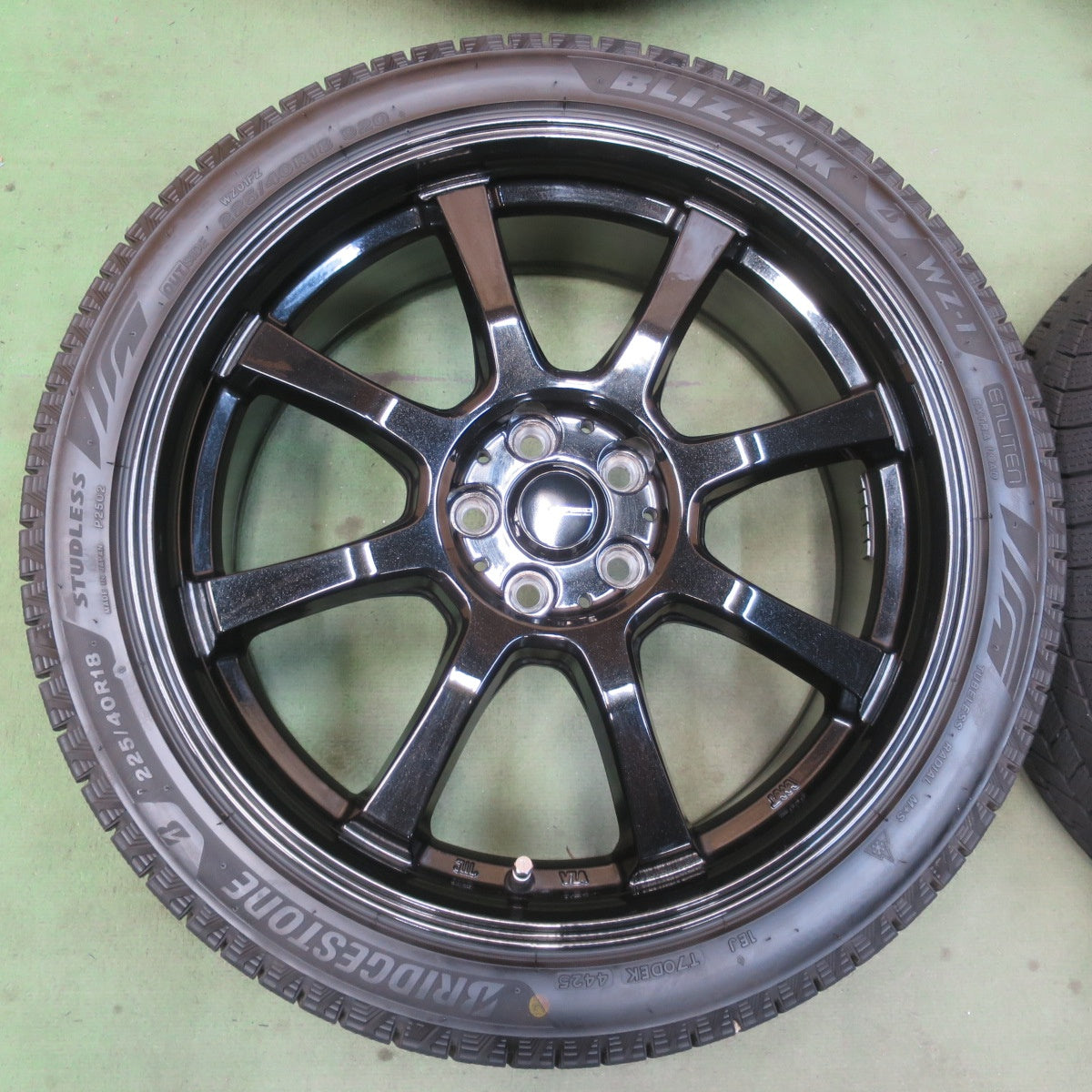 バリ溝！25年！キレイ！ほぼ10分★スタッドレス 225/40R18 ブリヂストン ブリザック WZ-1 G-SPEED Gスピード 18インチ PCD100/5H★6052504イス