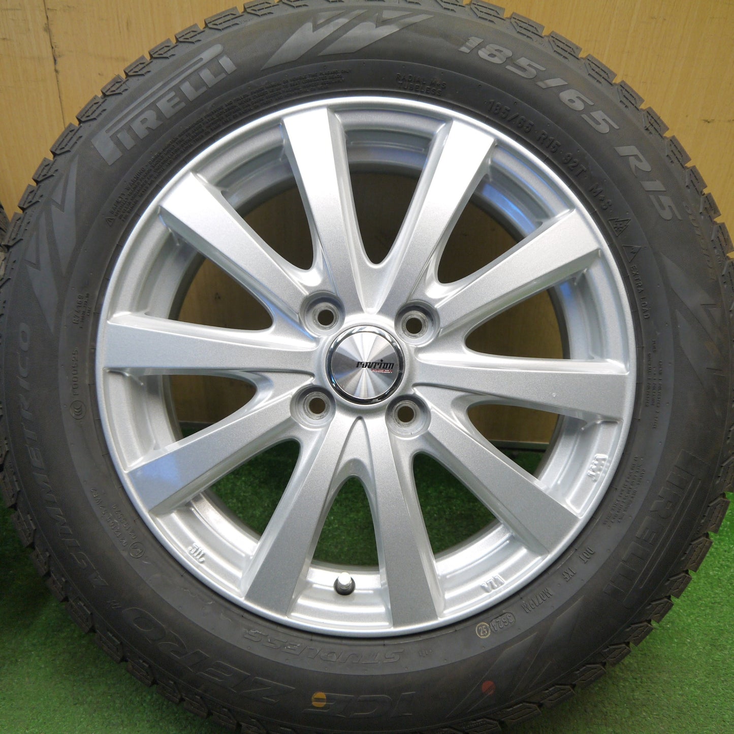 バリ溝！24年！キレイ！9.5分以上★スタッドレス 185/65R15 ピレリ アイスゼロ アシンメトリコ ravrion RS01 ラブリオン 15インチ PCD100/4H★6031003Hス