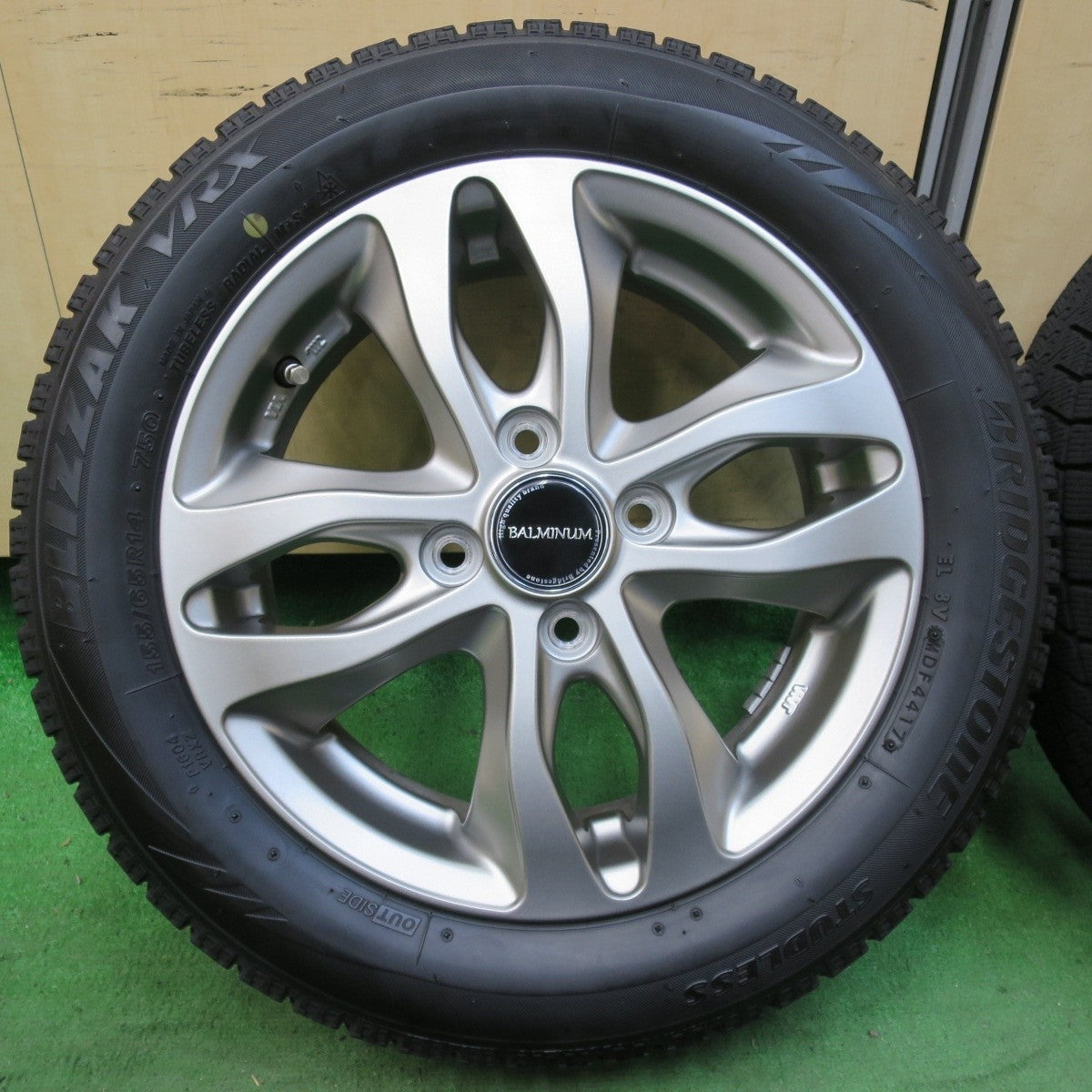 バリ溝！キレイ！8.5分★スタッドレス 155/65R14 ブリヂストン ブリザック VRX BALMINUM バルミナ 14インチ PCD100/4H★5021105イス