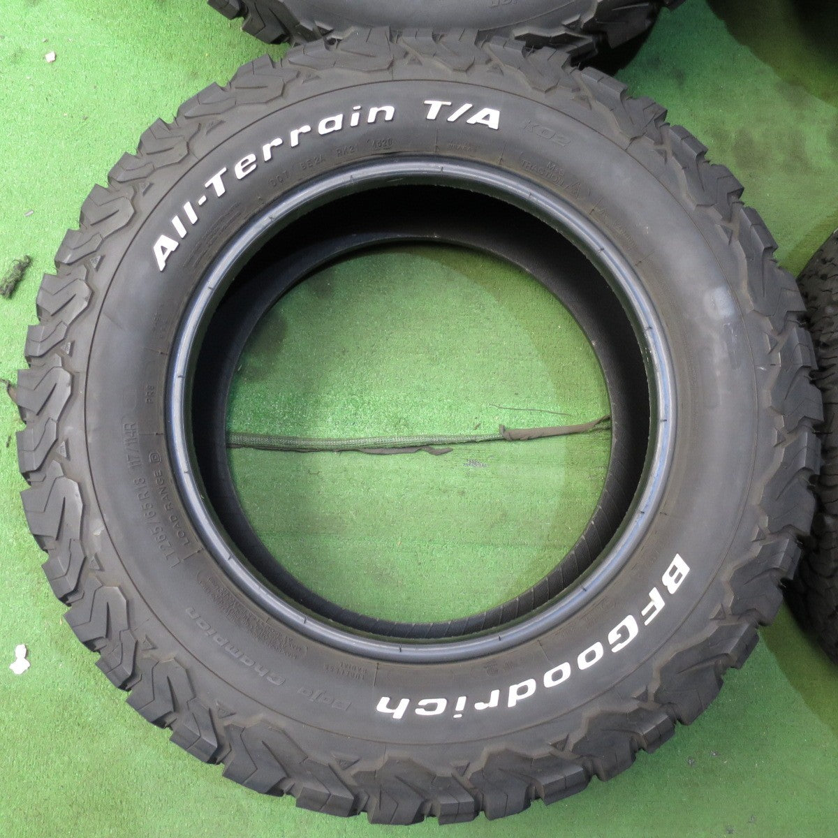*送料無料* バリ溝！20年！9.5分★265/65R18 BFグッドリッチ All-Terrain T/A KO2 ホワイトレター ランクル プラド ハイラックス等★4041201クノタ