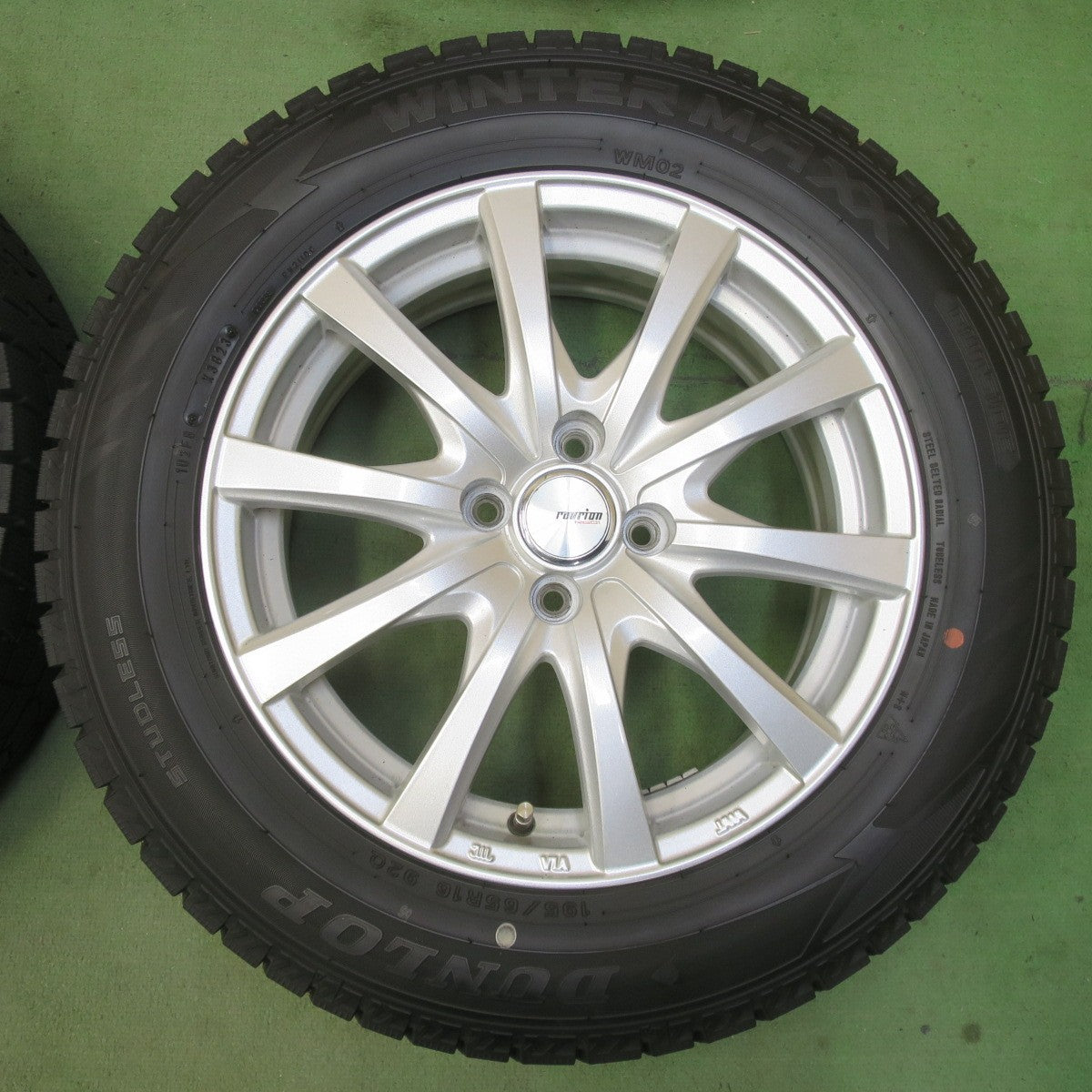 バリ溝！23年！9.5分★スタッドレス 195/65R16 ダンロップ ウインターマックス WM02 ravrion RS01 ラブリオン 16インチ PCD100/4H★6041704イス