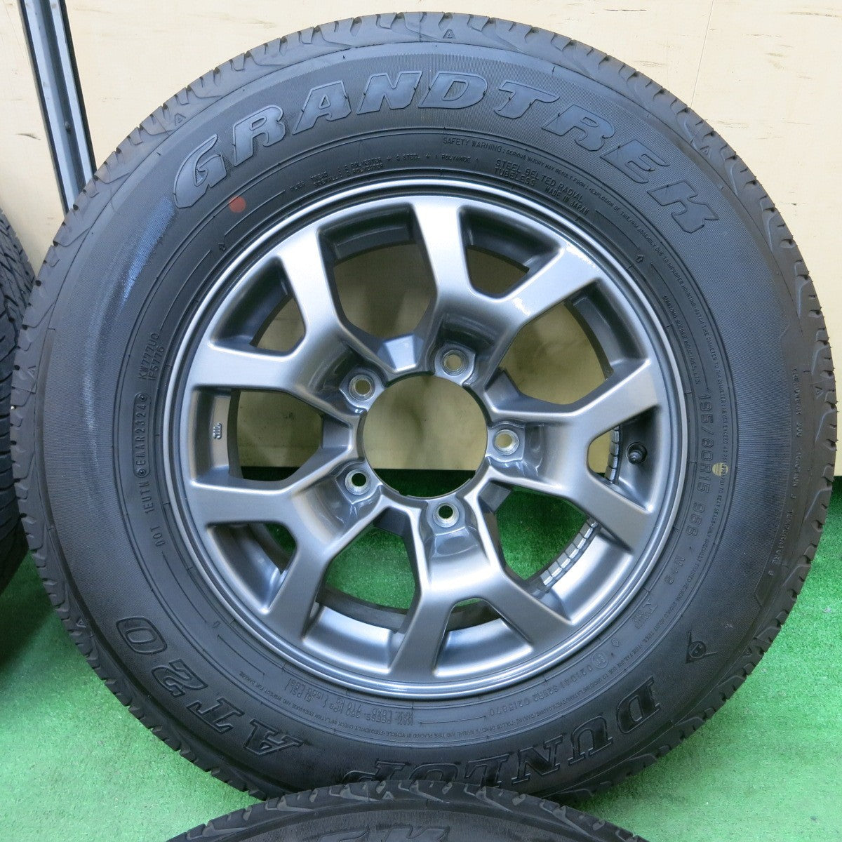 [送料無料] バリ溝！24年！キレイ！9.5分★スズキ JB74 ジムニー シエラ 純正 195/80R15 ダンロップ グラントレック AT20 15インチ PCD139.7/5H★4111205SYノ