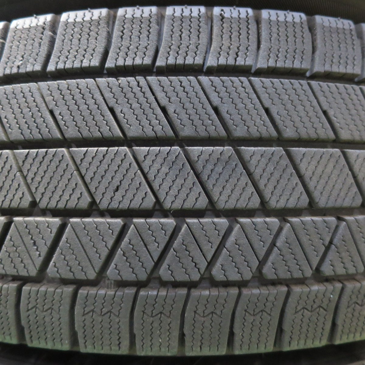 *送料無料* バリ溝！22年！9分★スタッドレス 215/65R16 ブリヂストン ブリザック VRX3 REVERLINE リバーライン 16インチ PCD114.3/5H★4060805イス