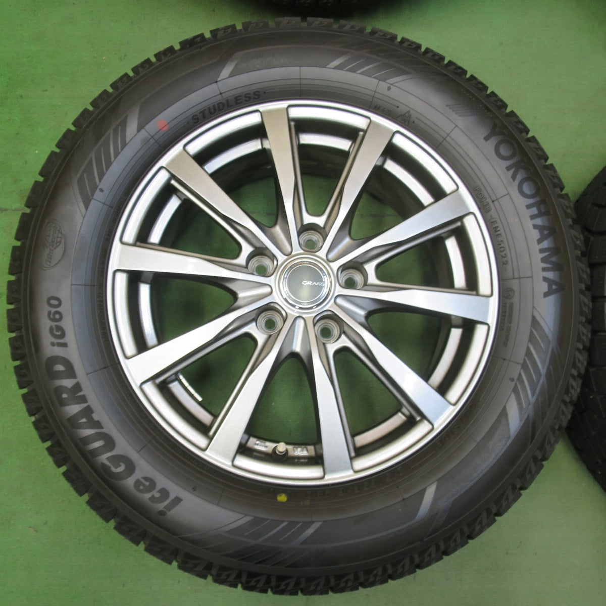 ほぼ未使用！22年！キレイ★スタッドレス 215/65R16 ヨコハマ アイスガード iG60 GRASS グラス 16インチ PCD114.3/5H★5103112イス