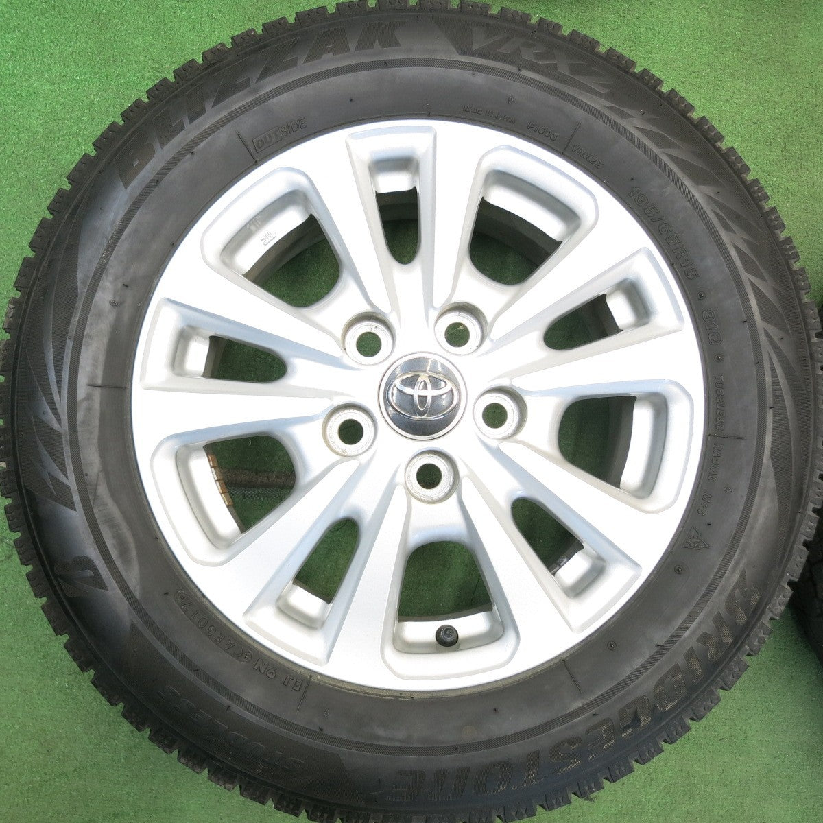 バリ溝！キレイ！9分★トヨタ 80系 ノア ヴォクシー 純正 195/65R15 スタッドレス ブリヂストン ブリザック VRX2 15インチ PCD114.3/5H★6052104HAス