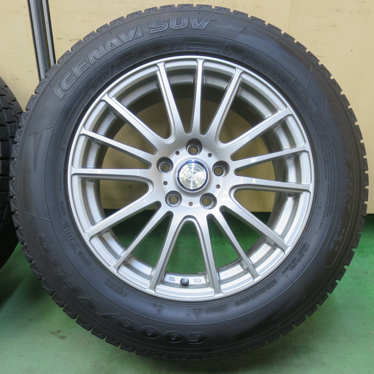 バリ溝！キレイ！9.5分◎スタッドレス 225/65R17 グッドイヤー アイスナビ SUV ravrion selzer ラブリオン 17インチ PCD114.3/5H◎6081204イス