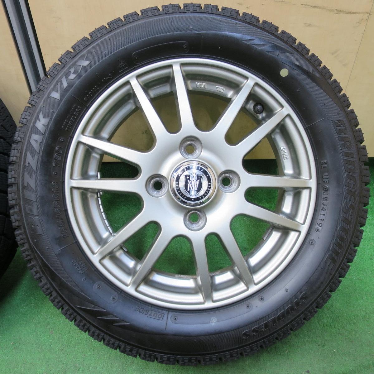 [送料無料] バリ溝！9.5分以上★スタッドレス 155/65R13 ブリヂストン ブリザック VRX NIRVANA NV ニルバーナ 13インチ PCD100/4H★4110812イス