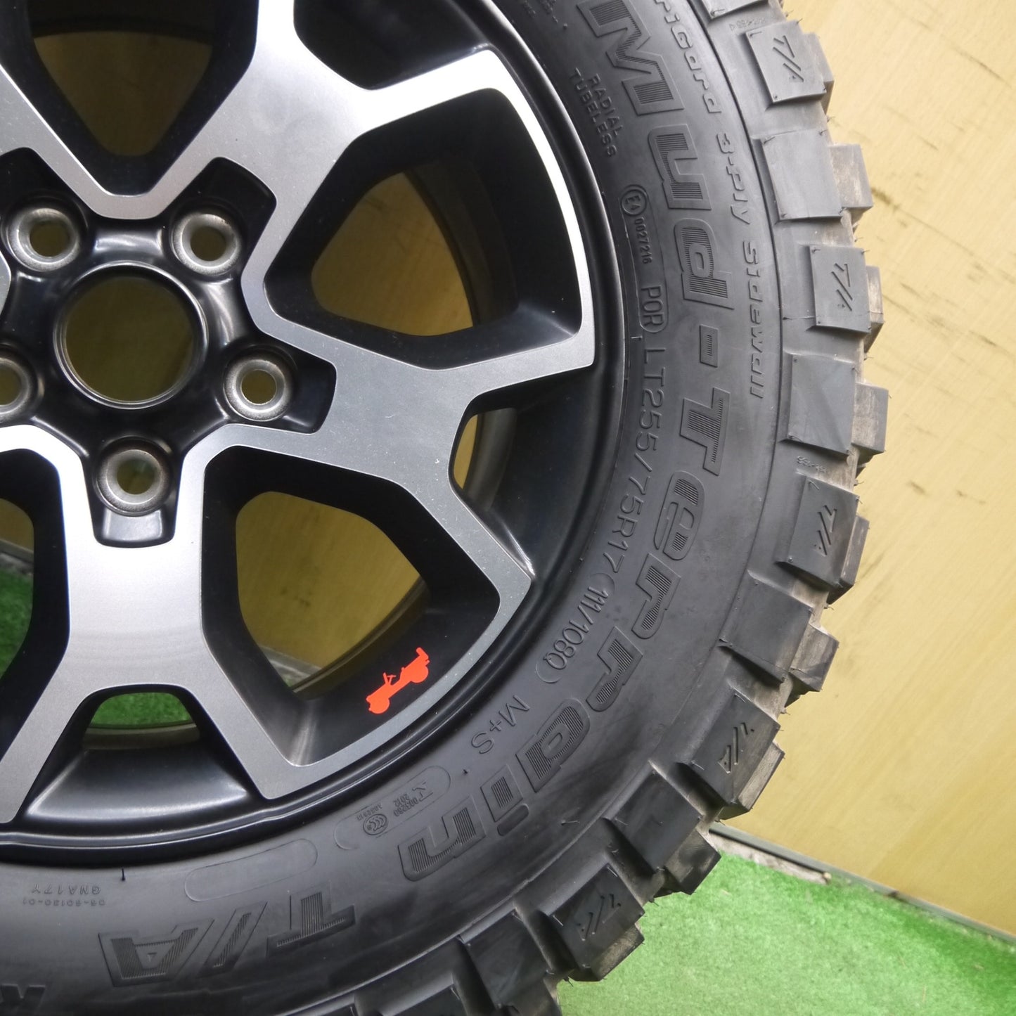 *送料無料* 新車外し★ジープ ラングラーアンリミテッド ルビコン 純正 255/75R17 BFグッドリッチ Mud-Terrain T/A KM2 PCD127/5H★4031906Hノ