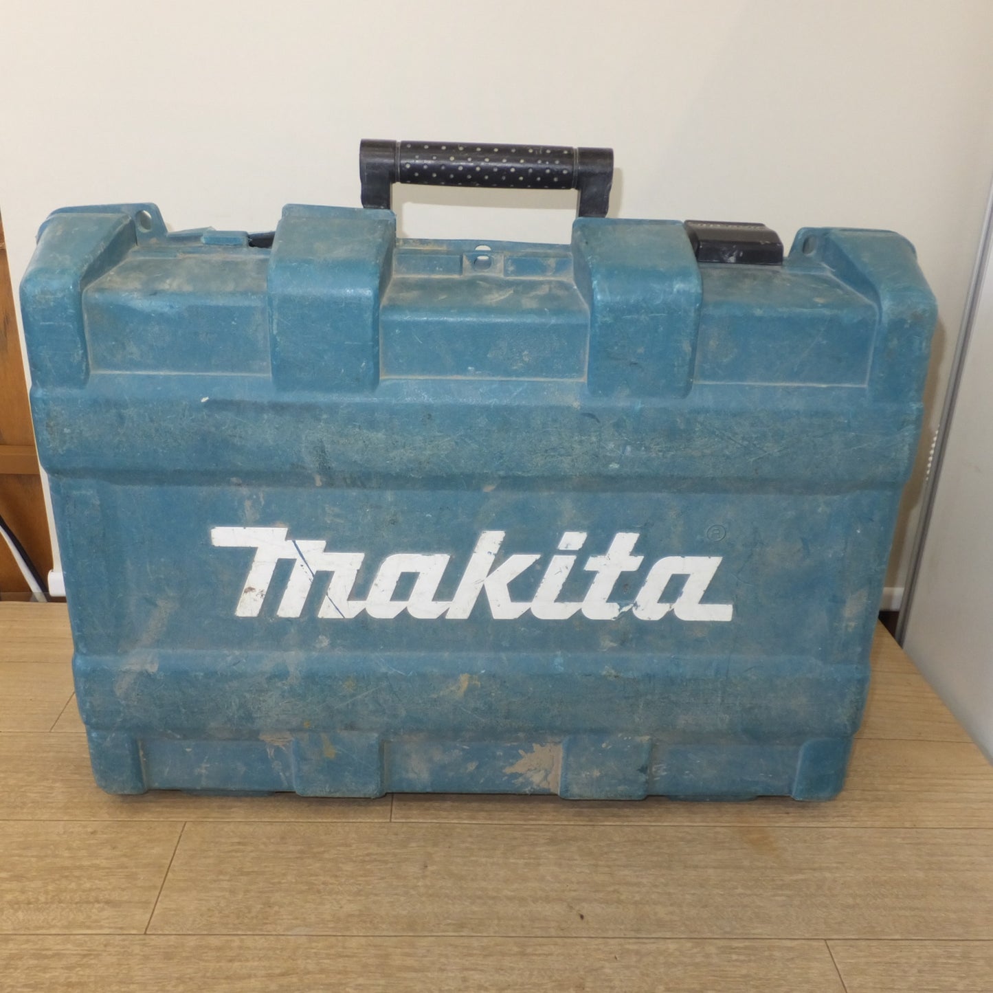 [送料無料] ★マキタ makita 100mm 充電式ディスクグラインダ GA404D　充電器 DC18RA T　セット　バッテリ なし★