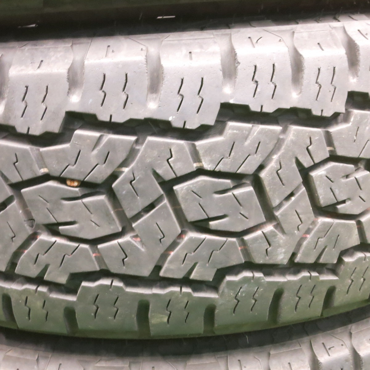 バリ溝！23年！9.5分★215/65R16 109/107R 8PR トーヨー オープンカントリー A/T Ⅲ ホワイトレター タイヤ 16インチ ハイエース キャラバン 等★6020101NKノタ