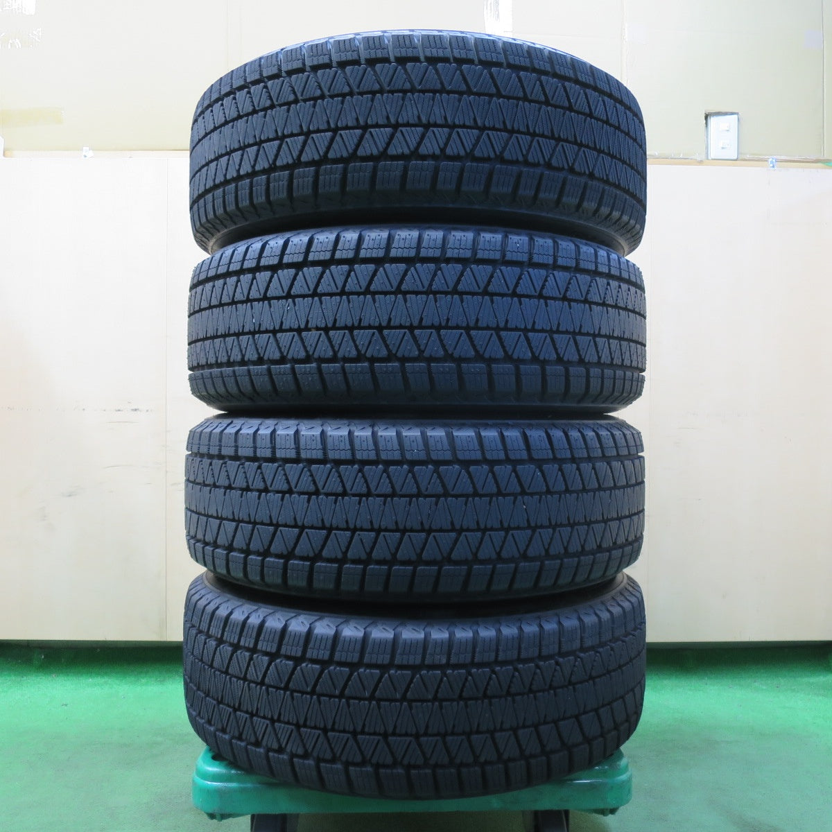 [送料無料] バリ溝！23年！キレイ！ほぼ10分★スタッドレス 225/60R17 ブリヂストン ブリザック DM-V3 KORPER ケルパー 17インチ PCD114.3/5H★4112901イス
