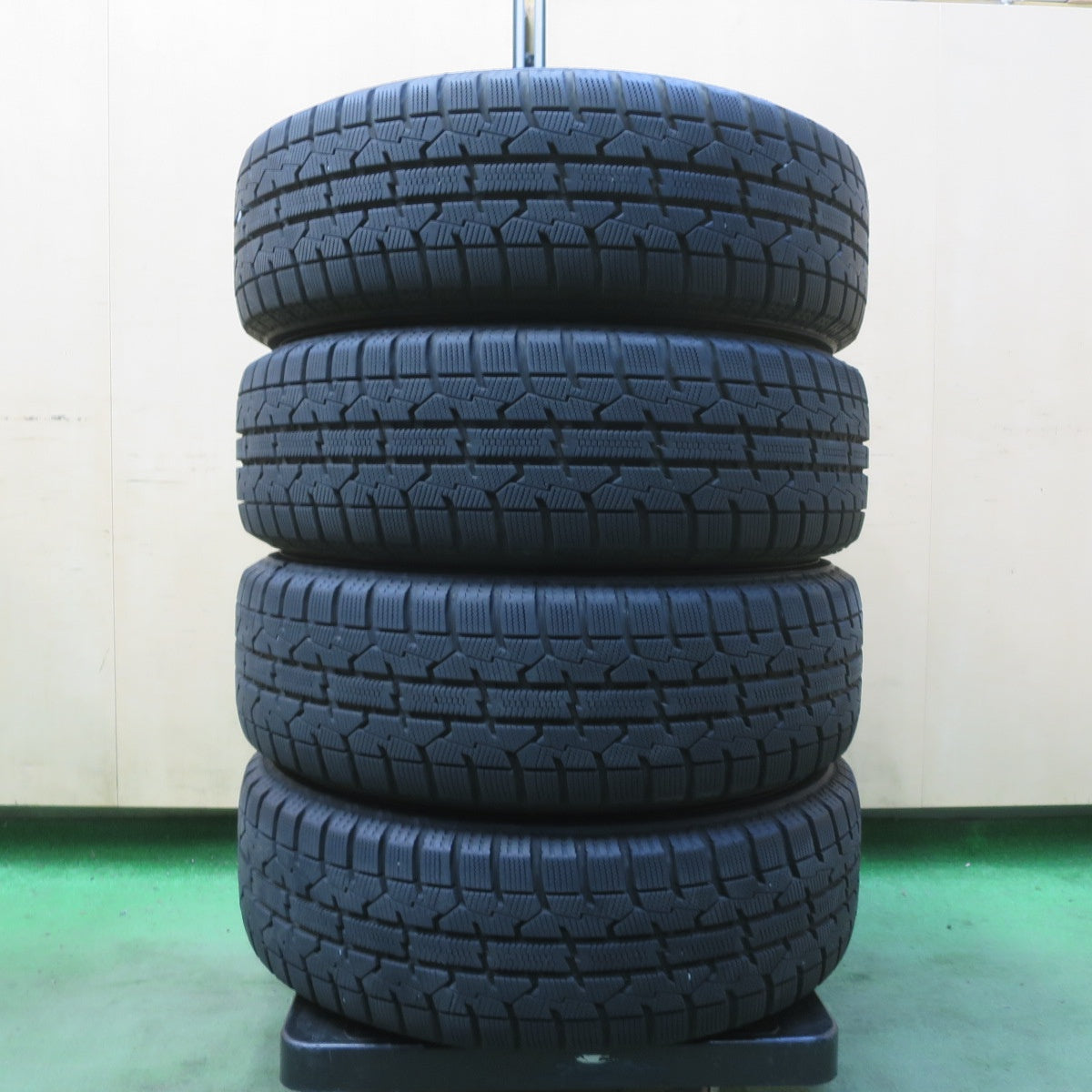 バリ溝！22年！キレイ！9.5分◎スタッドレス 185/60R15 トーヨー オブザーブ ガリット GIZ ravrion RS01 ラブリオン 15インチ PCD100/4H◎6091902イス