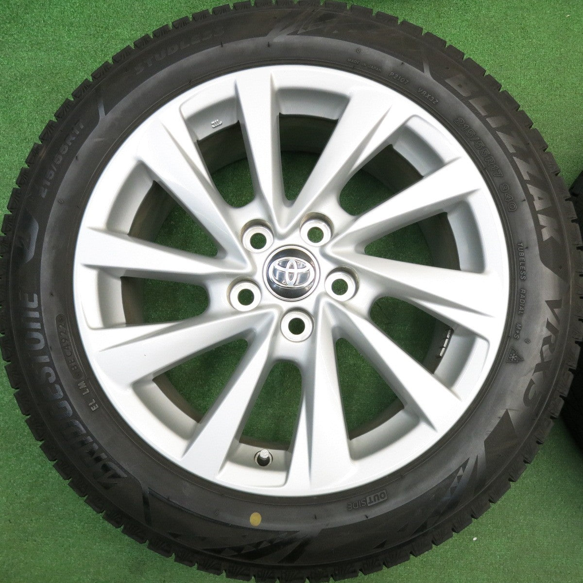 バリ溝！22年！9.5分★トヨタ 70系 カムリ 純正 215/55R17 スタッドレス ブリヂストン ブリザック VRX3 17インチ PCD114.3/5H★5121811HAス