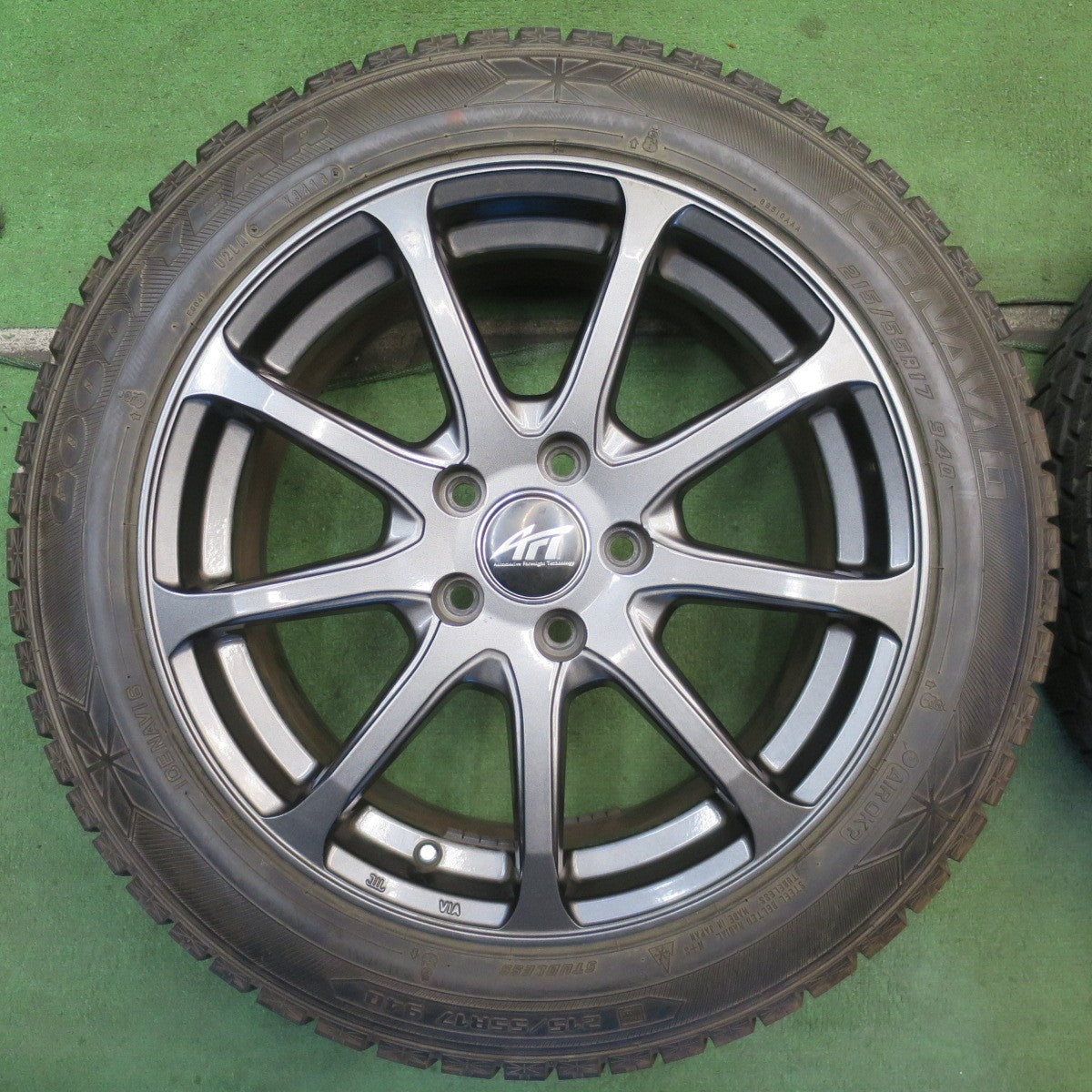 バリ溝！9.5分◎ワーゲン 等 AFT 215/55R17 スタッドレス グッドイヤー アイスナビ6 17インチ PCD112/5H◎6072503NJス
