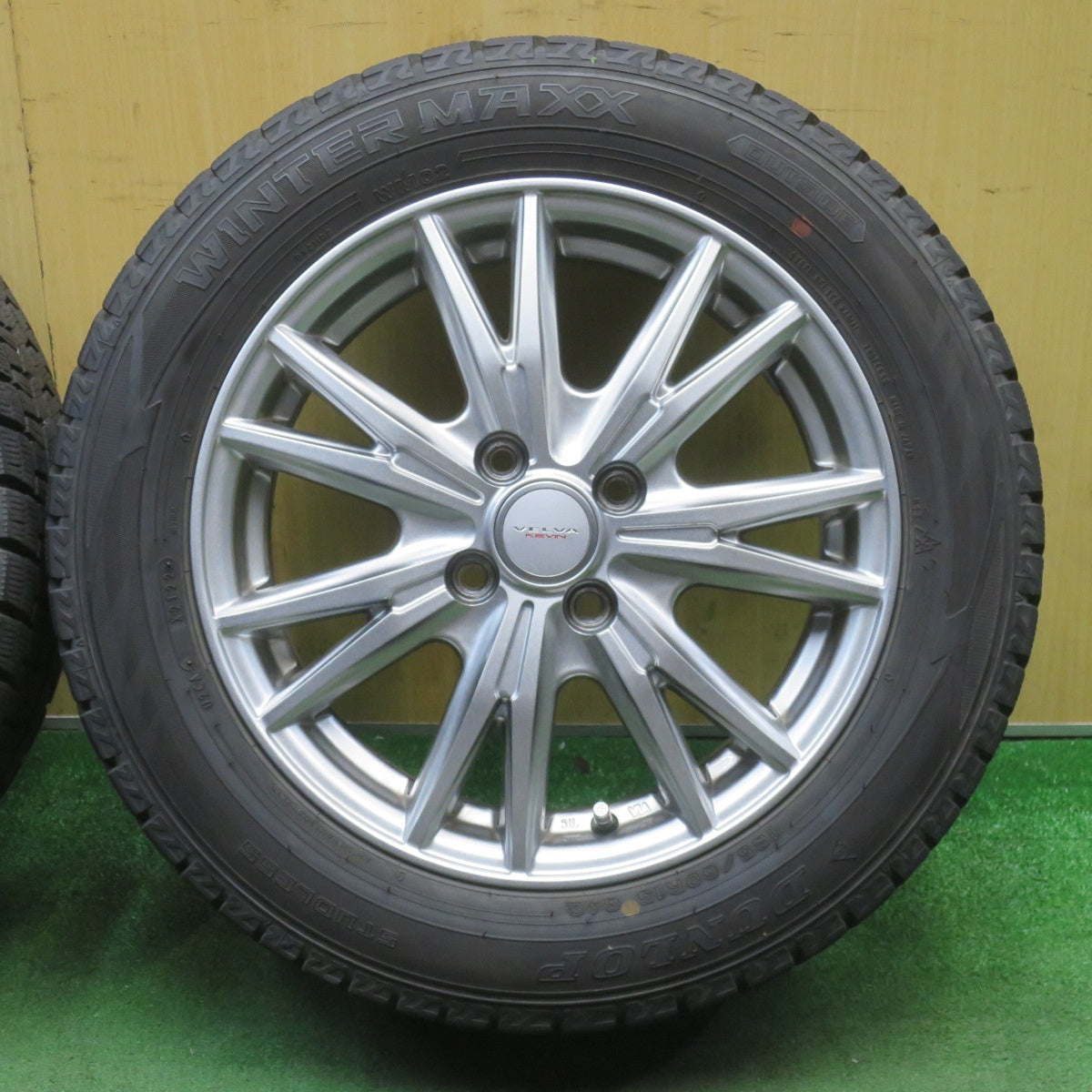 バリ溝！22年！キレイ！9.5分★スタッドレス 185/60R15 ダンロップ ウインターマックス WM02 VELVA KEVIN ヴェルヴァ ケヴィン 15インチ PCD100/4H★6052905NJス