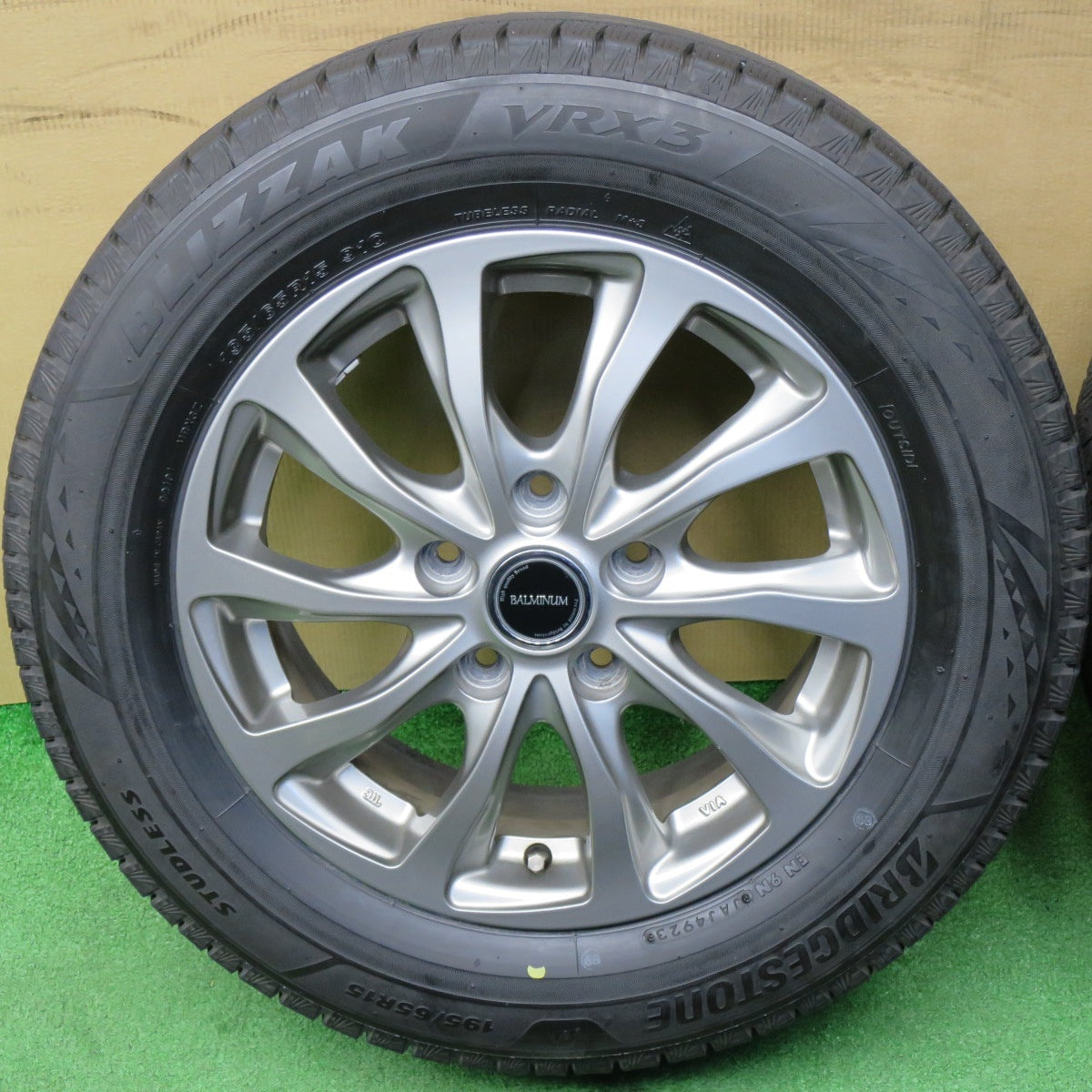バリ溝！23年！キレイ！9.5分★スタッドレス 195/65R15 ブリヂストン ブリザック VRX3 BALMINUM TR10 バルミナ 15インチ PCD114.3/5H★6040306NKス