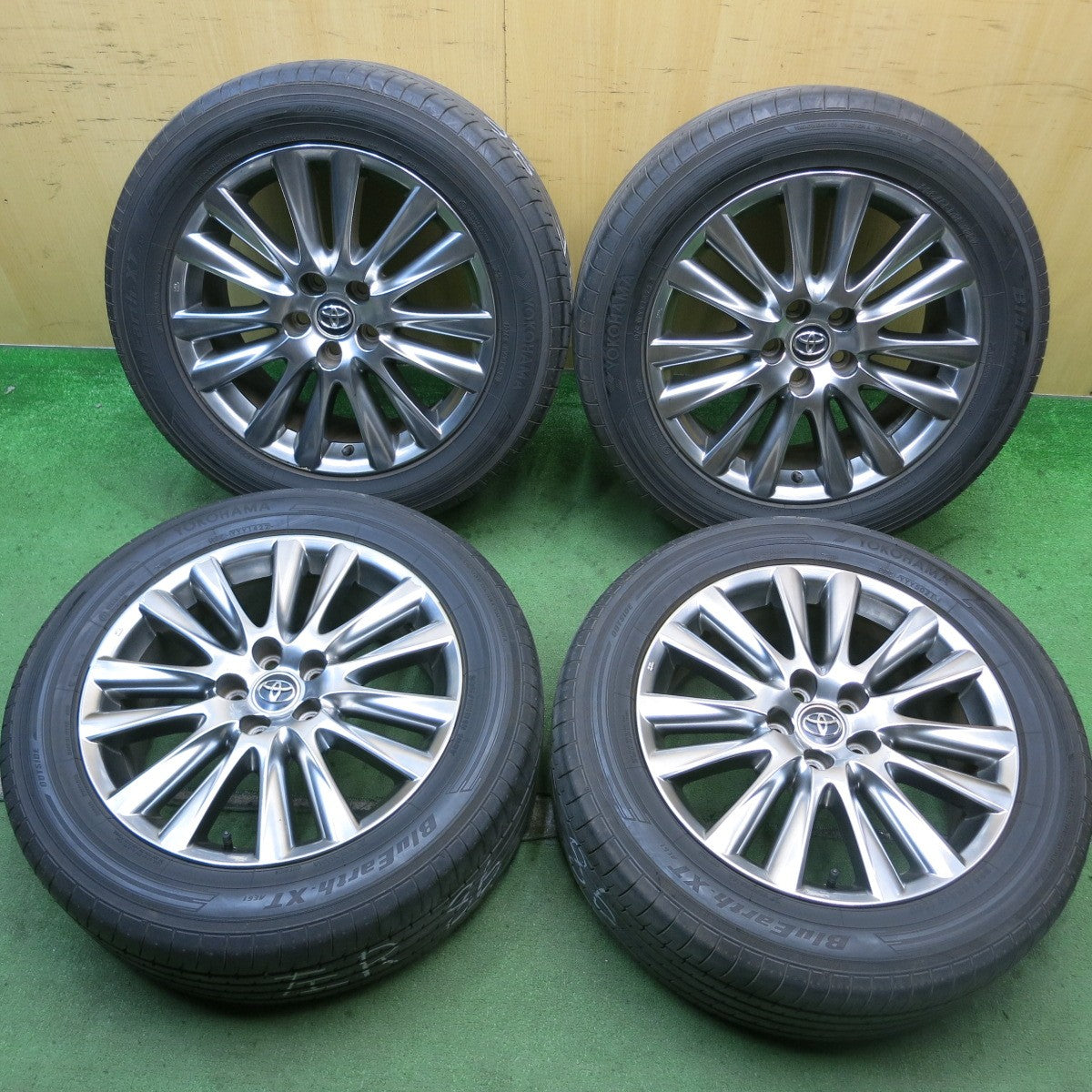 バリ溝！22年！9.5分★トヨタ 60系 ハリアー 純正 235/55R18 ヨコハマ BluEarth-XT AE61 18インチ PCD114.3/5H★5081008HAノ
