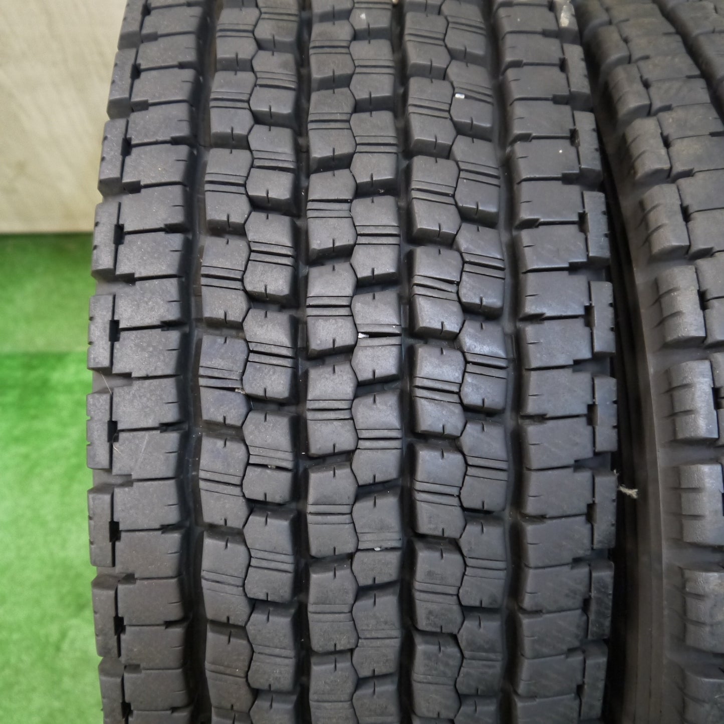 バリ溝！23年！9.5分以上！2本★トラック タイヤ 245/70R19.5 136/134J スタッドレス ブリヂストン W999 19.5インチ★5060705KKスタ