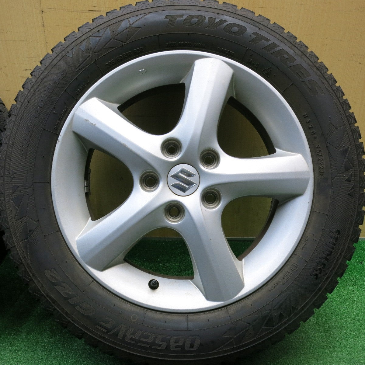 バリ溝！23年！9.5分★スズキ SX4 純正 205/60R16 スタッドレス トーヨー オブザーブ GIZ2 16インチ PCD114.3/5H★5112909HAス