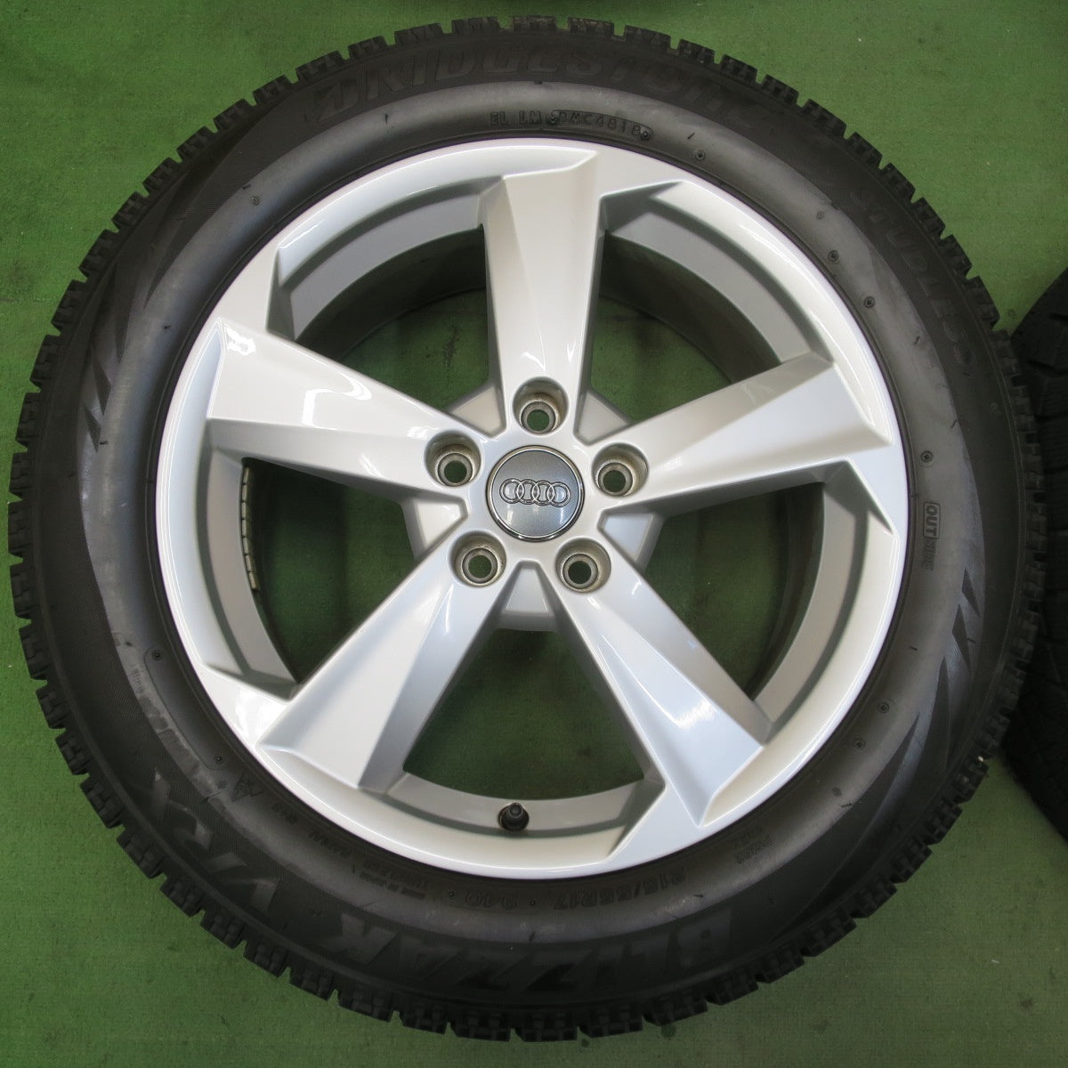 バリ溝！キレイ！9.5分★アウディ Q2 純正 215/55R17 スタッドレス ブリヂストン ブリザック VRX 17インチ PCD112/5H★5111502イス