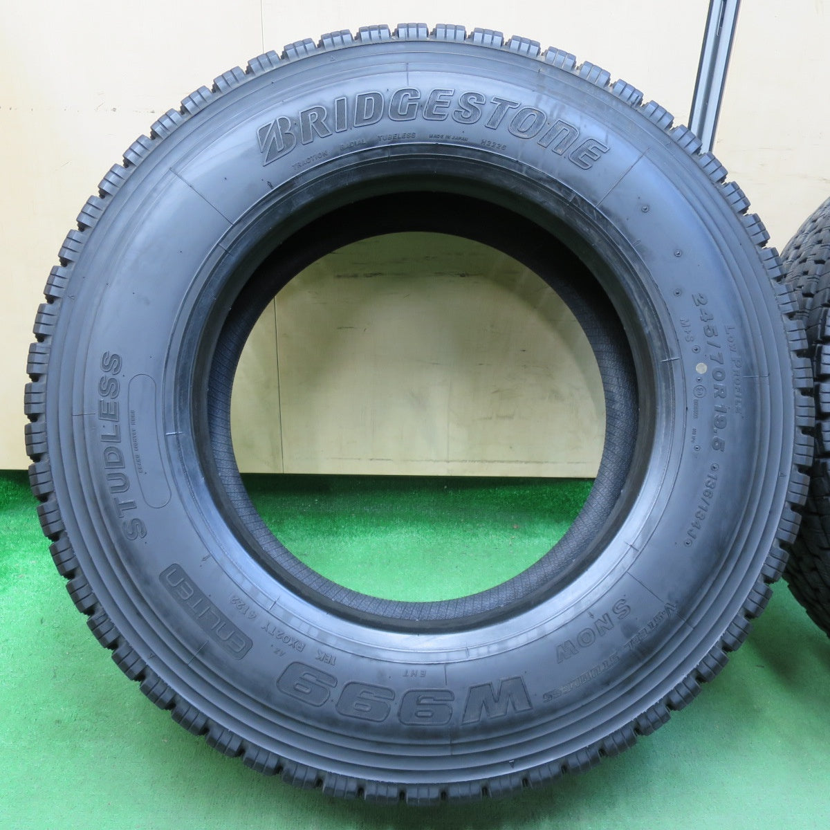 [送料無料] バリ溝！22年！9.5分★トラック タイヤ 245/70R19.5 136/134J スタッドレス ブリヂストン W999 19.5インチ★4102002イスタ