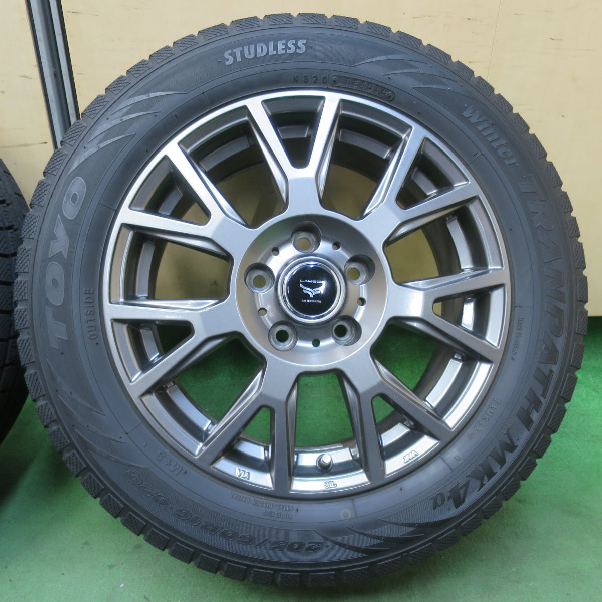 バリ溝！キレイ！8.5分★スタッドレス 205/60R16 トーヨー ウインター トランパス MK4α LAMBDA LA STRADA ラムダ 16インチ PCD114.3/5H★5120606イス