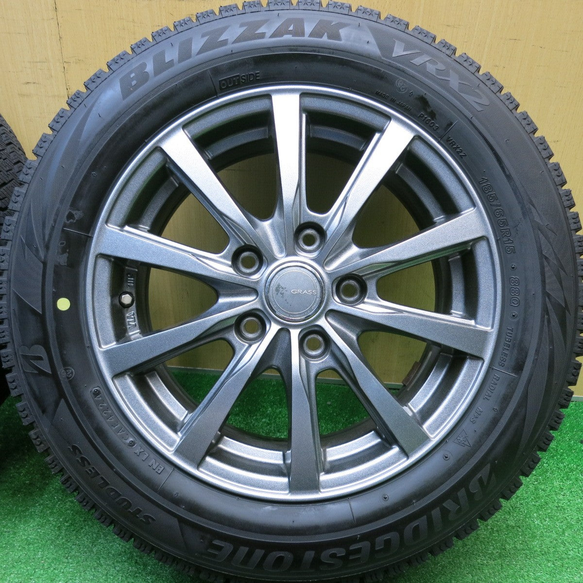 バリ溝！24年！キレイ！9.5分以上★スタッドレス 185/65R15 ブリヂストン ブリザック VRX2 GRASS グラス 15インチ PCD114.3/5H★5112006HAス