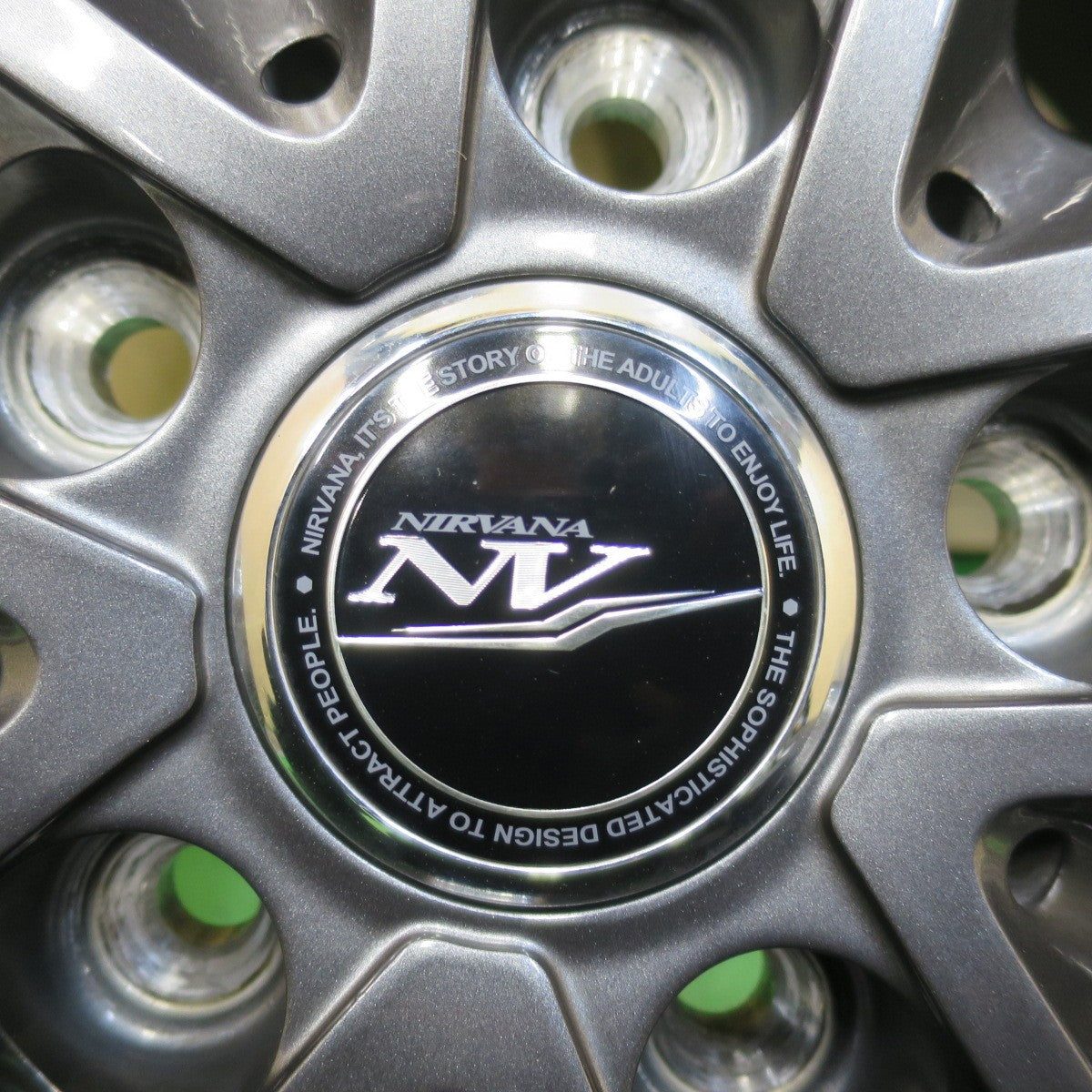 バリ溝！キレイ！9.5分以上★スタッドレス 195/65R15 グッドイヤー アイスナビ6 NIRVANA NV ニルバーナ ニルヴァーナ 15インチ PCD114.3/5H★5040907イス