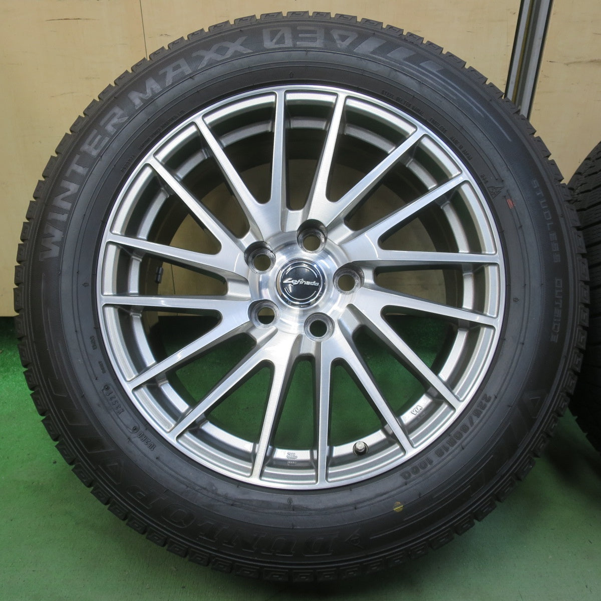 バリ溝！キレイ！9分◎40系 アルファード 等 225/60R18 スタッドレス ダンロップ ウインターマックス 03 Lefinada レフィナーダ 18インチ PCD120/5H◎6070901イス