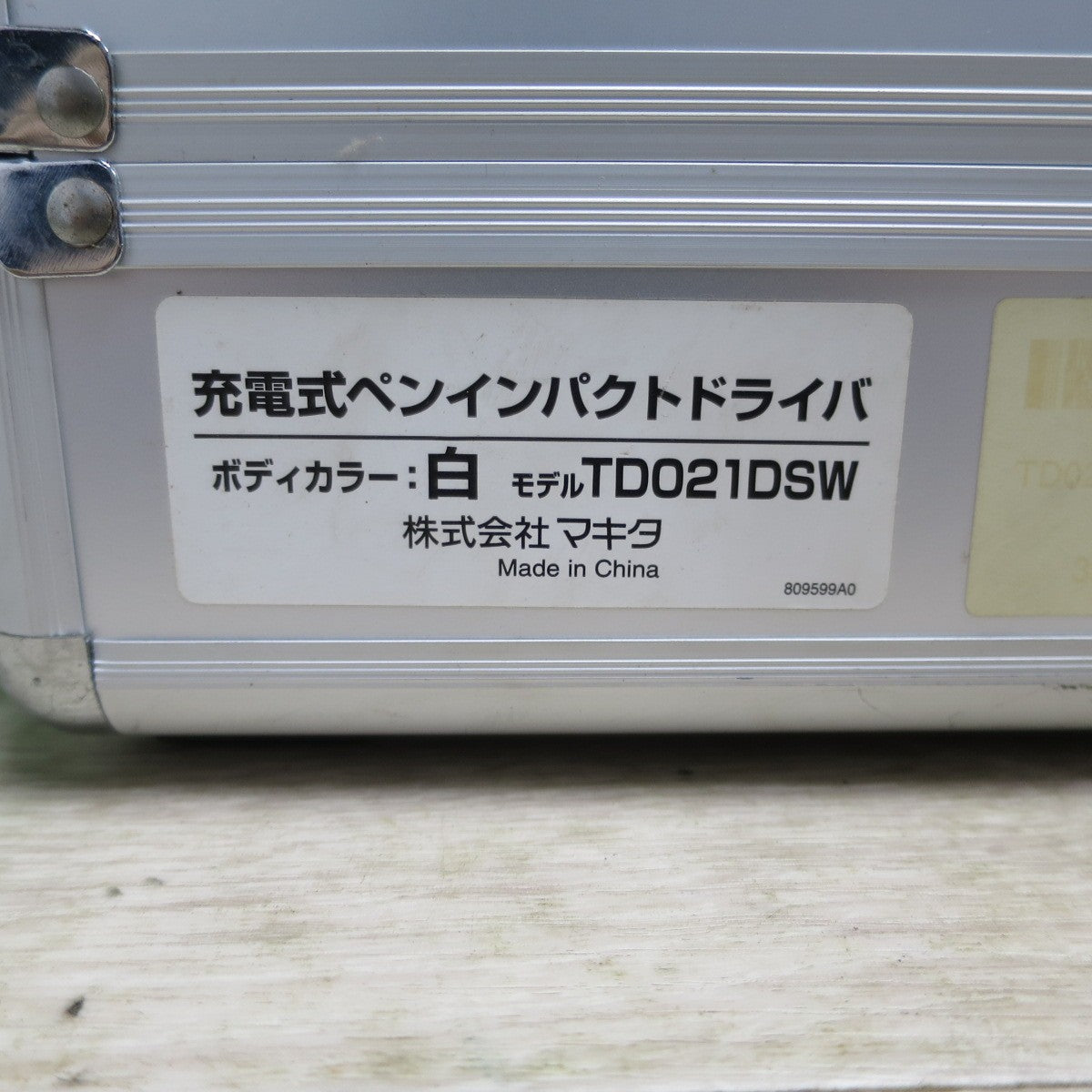 [送料無料] キレイ！付属品付き☆マキタ 充電式 ペン インパクトドライバ TD020D 電動 工具 充電器 DC07SA makita☆