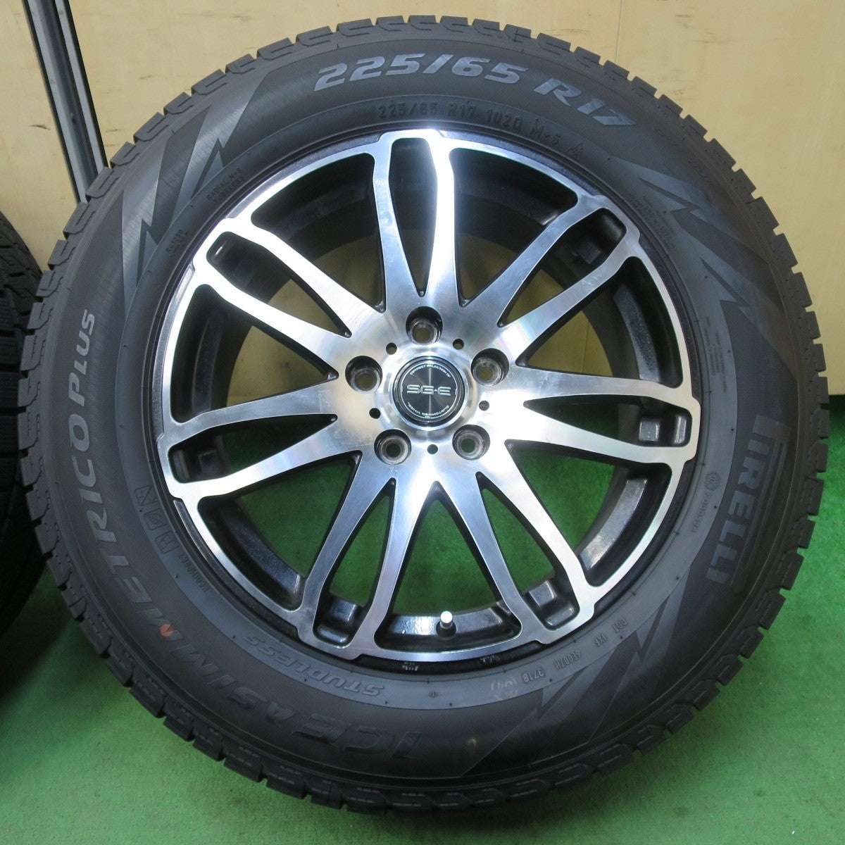 バリ溝！9.5分以上★スタッドレス 225/65R17 ピレリ アイスアシンメトリコ プラス SG-E 社外 アルミ 17インチ PCD114.3/5H★5031301イス