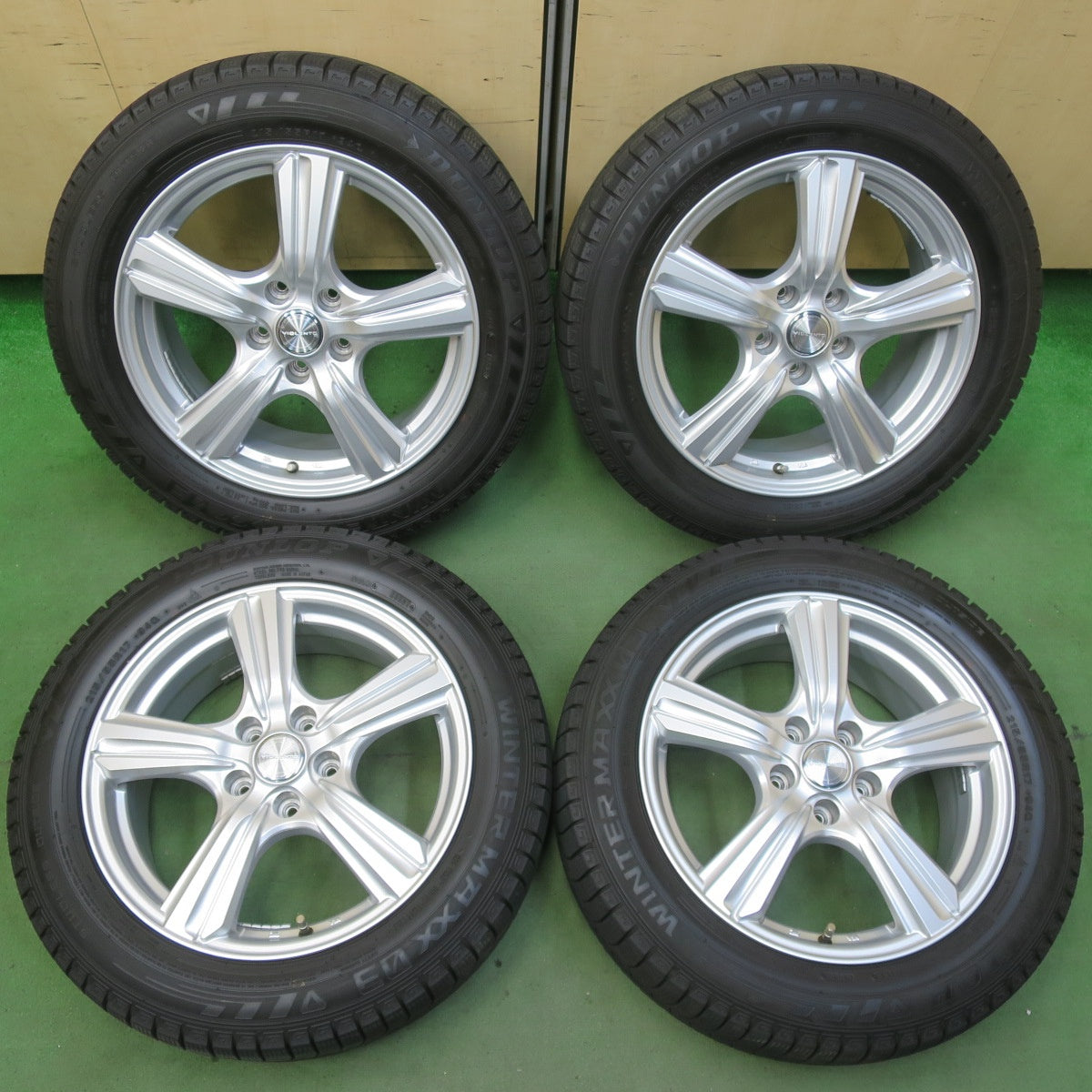 キレイ！21年★スタッドレス 215/55R17 ダンロップ ウインターマックス 03 VIOLENTO ヴィオレント 17インチ PCD114.3/5H★5111109イス