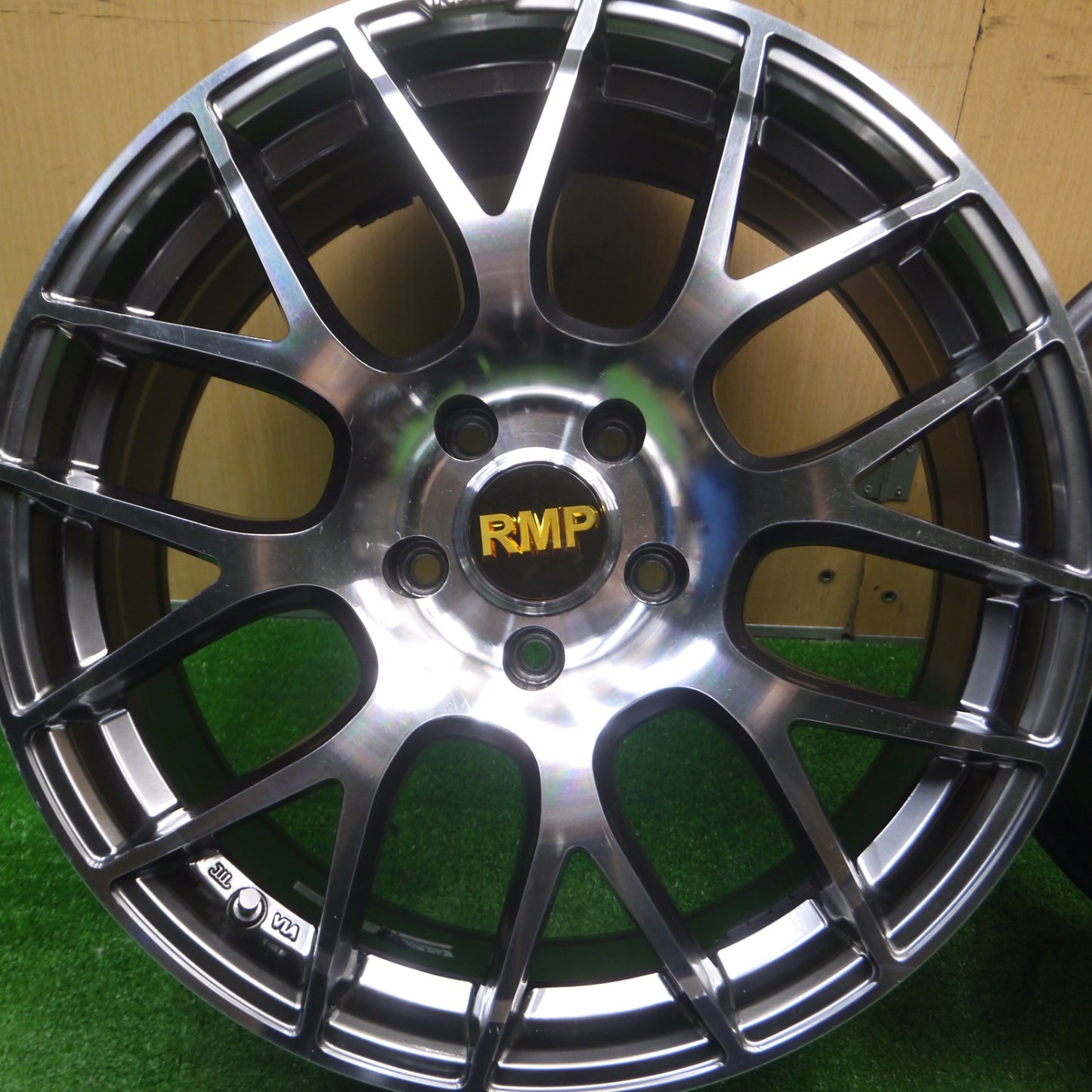 [送料無料] キレイ★RMP 028F 18インチ ホイール 18×8.0J PCD114.3/5H★4110105Hホ