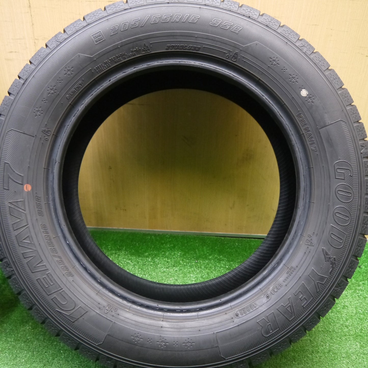バリ溝！22年！9.5分以上★スタッドレス 205/65R16 グッドイヤー アイスナビ7 タイヤ 16インチ ヤリスクロス ヴェゼル ノア ヴォクシー 等★5120102Hスタ
