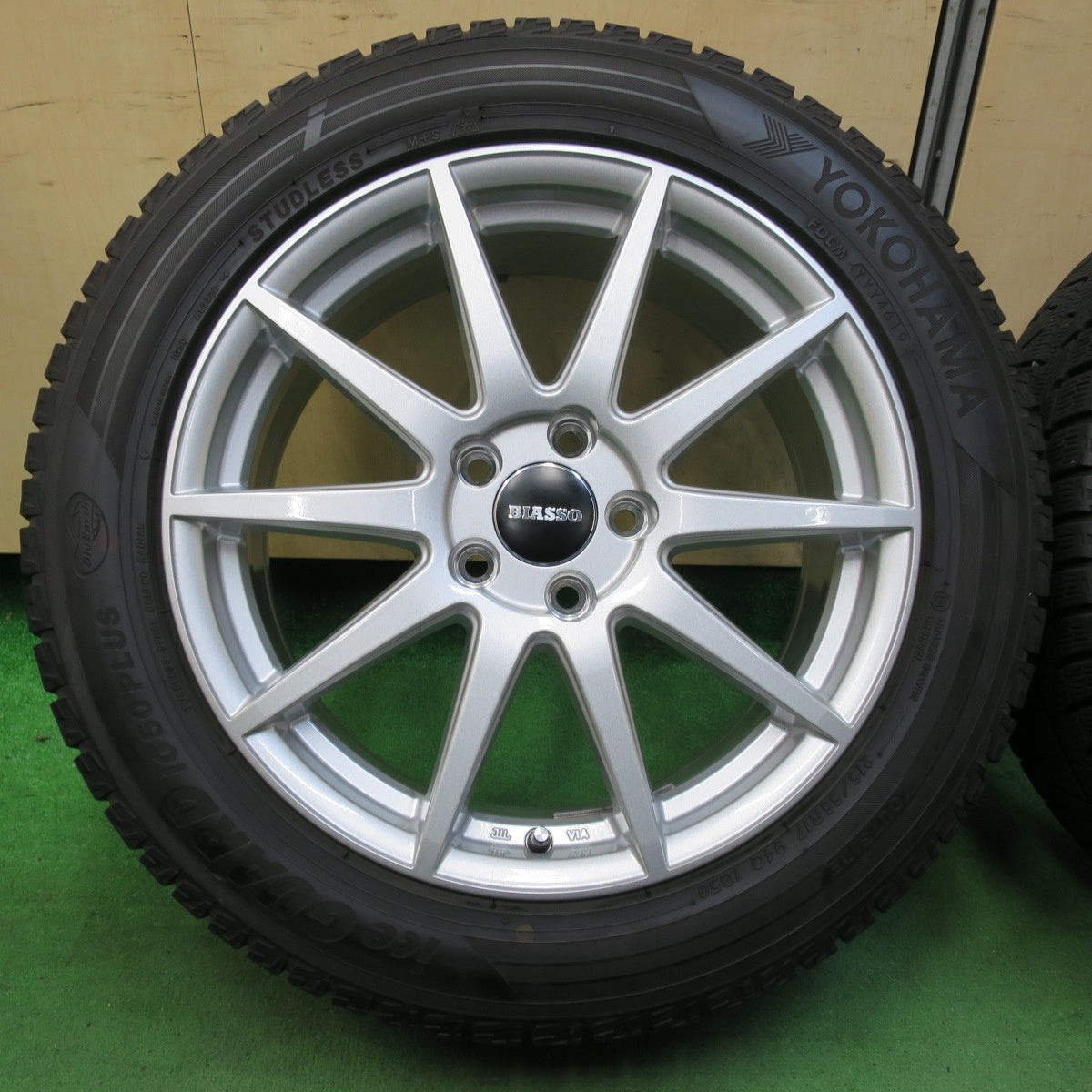[送料無料] バリ溝！8分★ボルボ 等 BIASSO 215/55R17 スタッドレス ヨコハマ アイスガード iG50 プラス ビアッソ 17インチ PCD108/5H★4120311イス