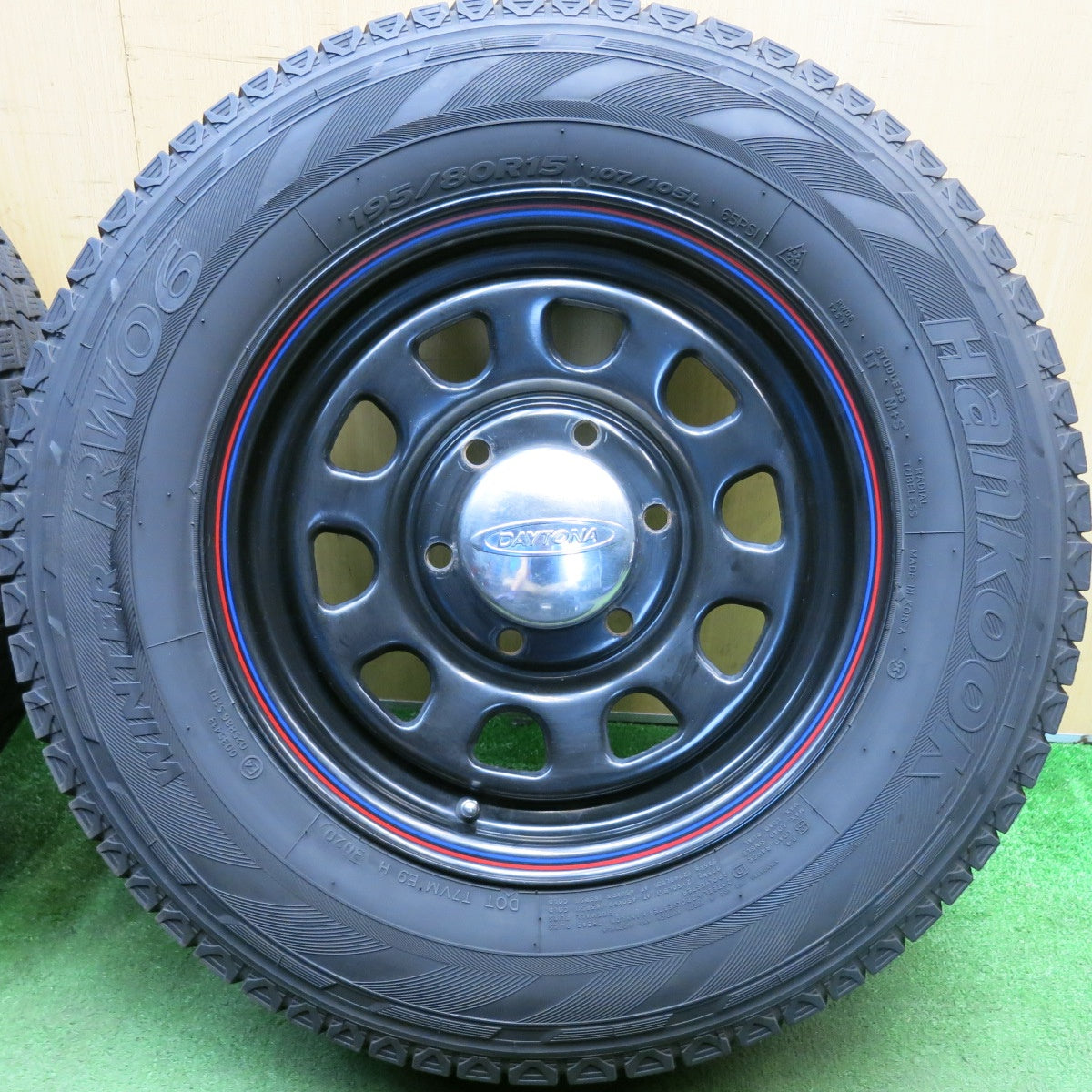 バリ溝！キレイ！8.5分★スタッドレス 195/80R15 107/105L ハンコック ウインター RW06 DAYTONA デイトナ 15インチ PCD139.7/6H★6052103HAス