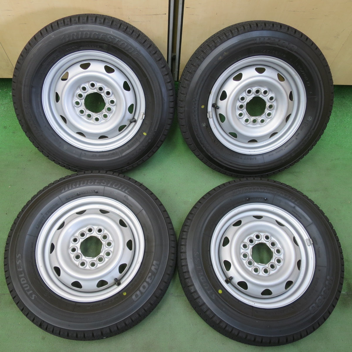 バリ溝！25年！キレイ！9.5分以上★スタッドレス 145/80R12 80/78N ブリヂストン W300 スチール ホイール 12インチ PCD100 110 114.3/4H マルチ★6041807イス