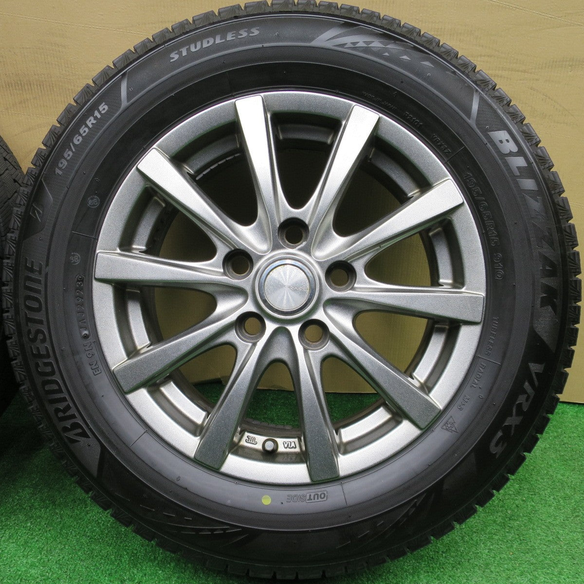 バリ溝！23年！9分★スタッドレス 195/65R15 ブリヂストン ブリザック VRX3 GRASS グラス 15インチ PCD114.3/5H★5121303NKス