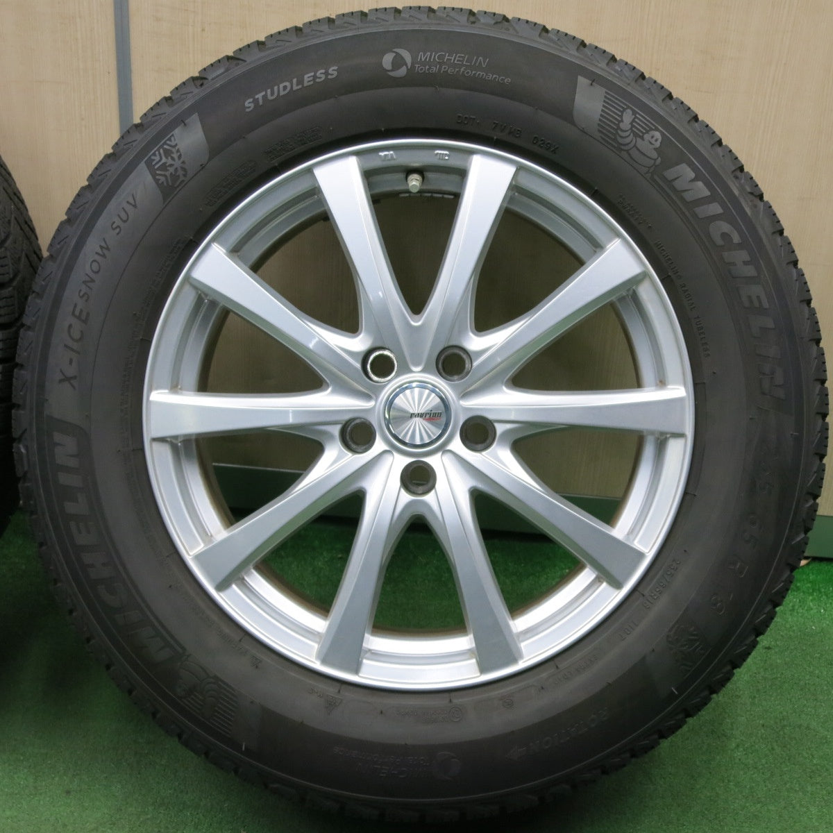 [送料無料] バリ溝！23年！9.5分★スタッドレス 235/65R18 ミシュラン X-ICE SNOW SUV ravrion RS01 ラブリオン 18インチ PCD114.3/5H★5020405NJス