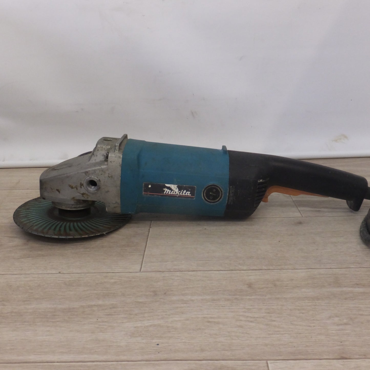 [送料無料] ★マキタ makita 180mm ディスクグラインダ 9047L　100V 15A 50-60Hz 1430W★