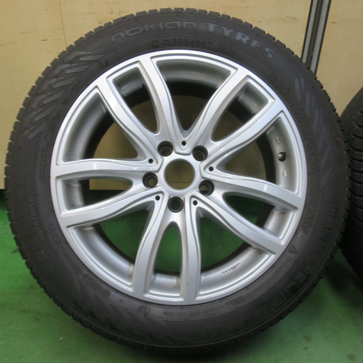 バリ溝！22年！8.5分★BMW 等 MAK FAHR 225/55R17 スタッドレス ノキアン ハッカペリッタ R5 FRT 17インチ ファー PCD112/5H★6022607イス