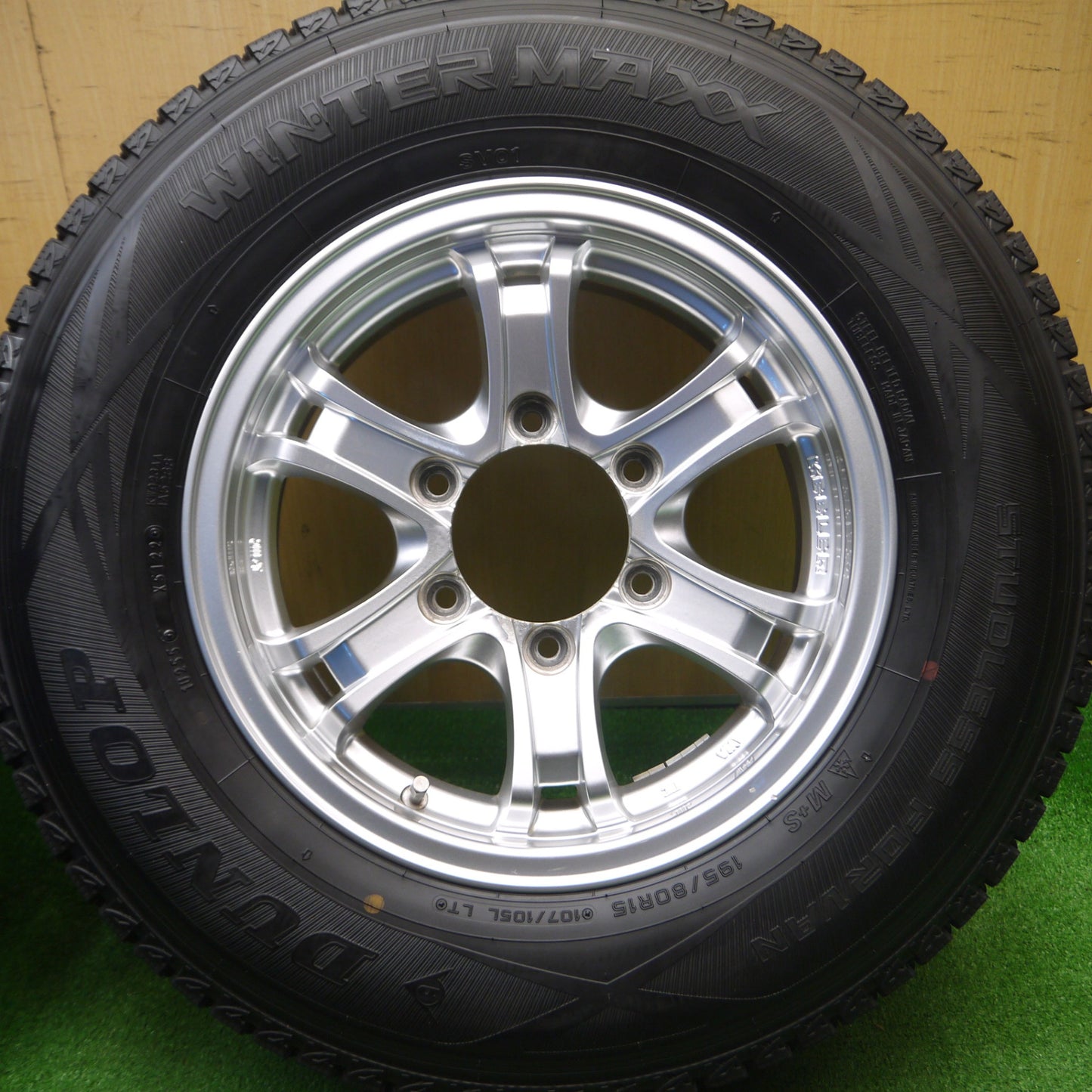 [送料無料] バリ溝！22年！キレイ！9.5分以上★ハイエース 等 KEELER 195/80R15 スタッドレス ダンロップ ウインターマックス SV01 キーラー 15インチ PCD139.7/6H★4111808Hス