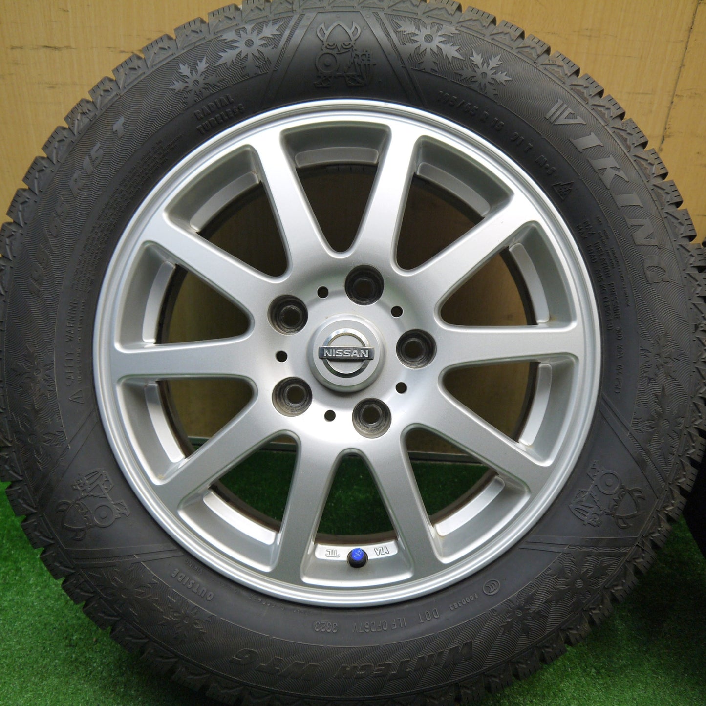 バリ溝！23年！9.5分以上★日産 セレナ 純正 OP エスティーロ 195/65R15 スタッドレス バイキング WINTECH WT6 15インチ PCD114.3/5H★5111804Hス