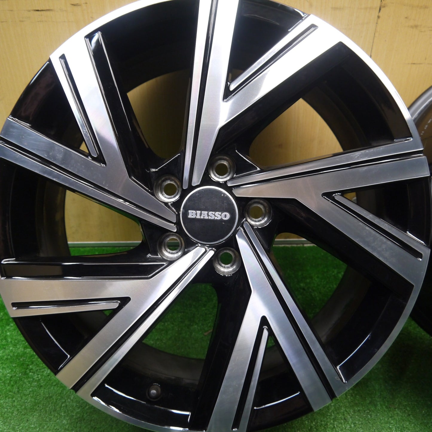 新車外し★VW ワーゲン ゴルフ8  R-LINE 純正 ホイール 18インチ 18×7.5J エンブレム BIASSO PCD112/5H★5120802Hホ