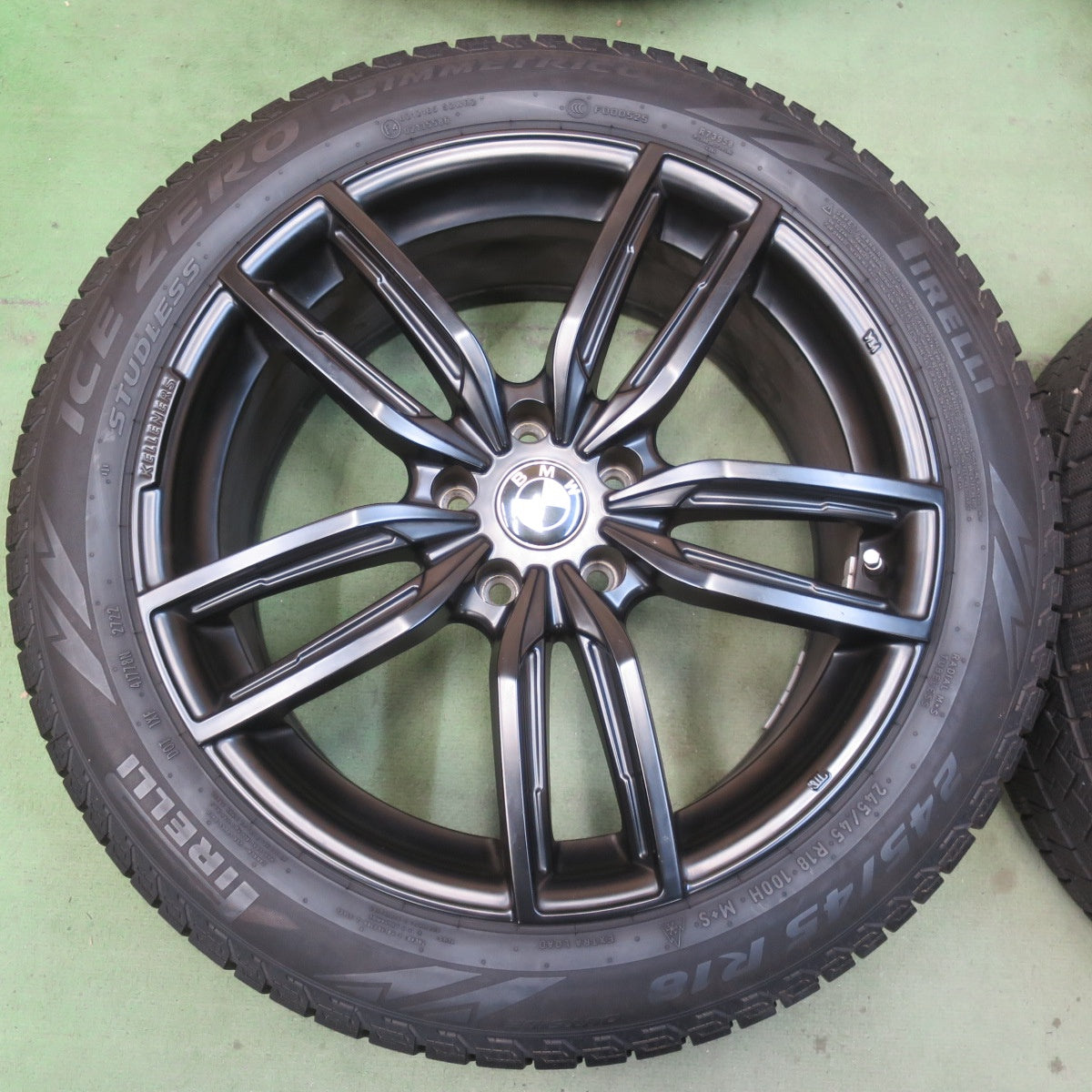バリ溝！22年！8.5分◎BMW 等 KELLENERS 245/45R18 スタッドレス ピレリ アイスゼロ アシンメトリコ ケレナーズ 18インチ PCD112/5H◎6092908イス