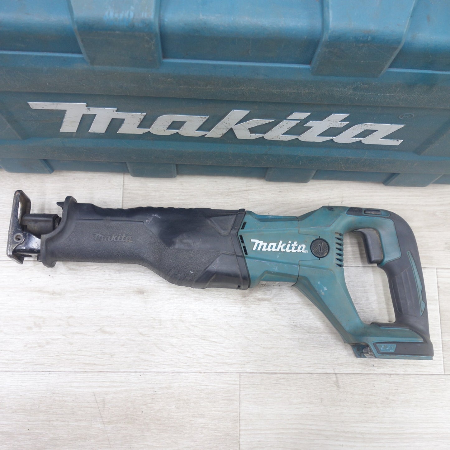 [送料無料] ◆マキタ 充電式 レシプロソー JR186D 電動 工具 切断機 セーバソー セーバーソー makita 18V ジャンク品◆